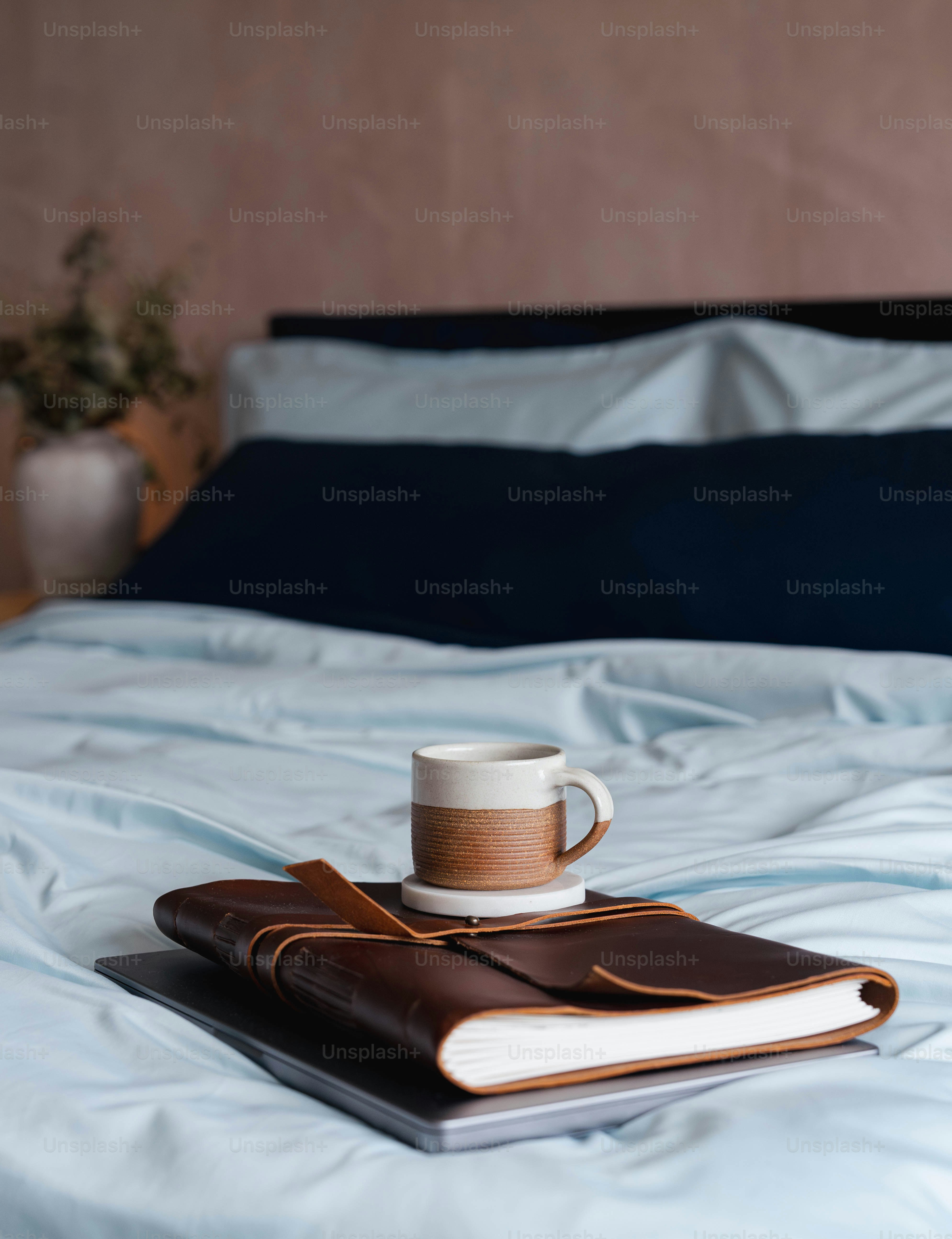 Un livre et une tasse sur un lit