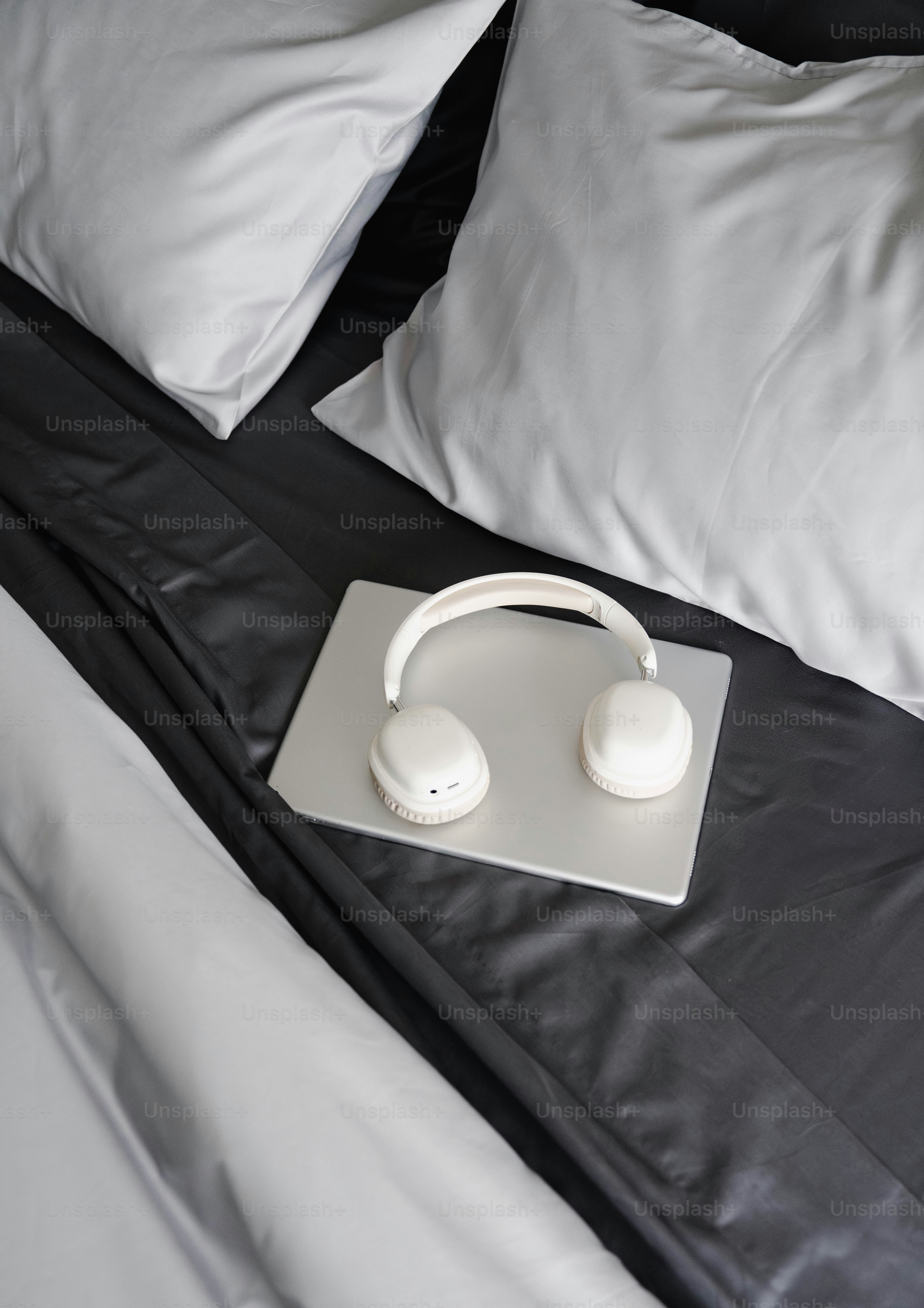 Un par de auriculares encima de una cama