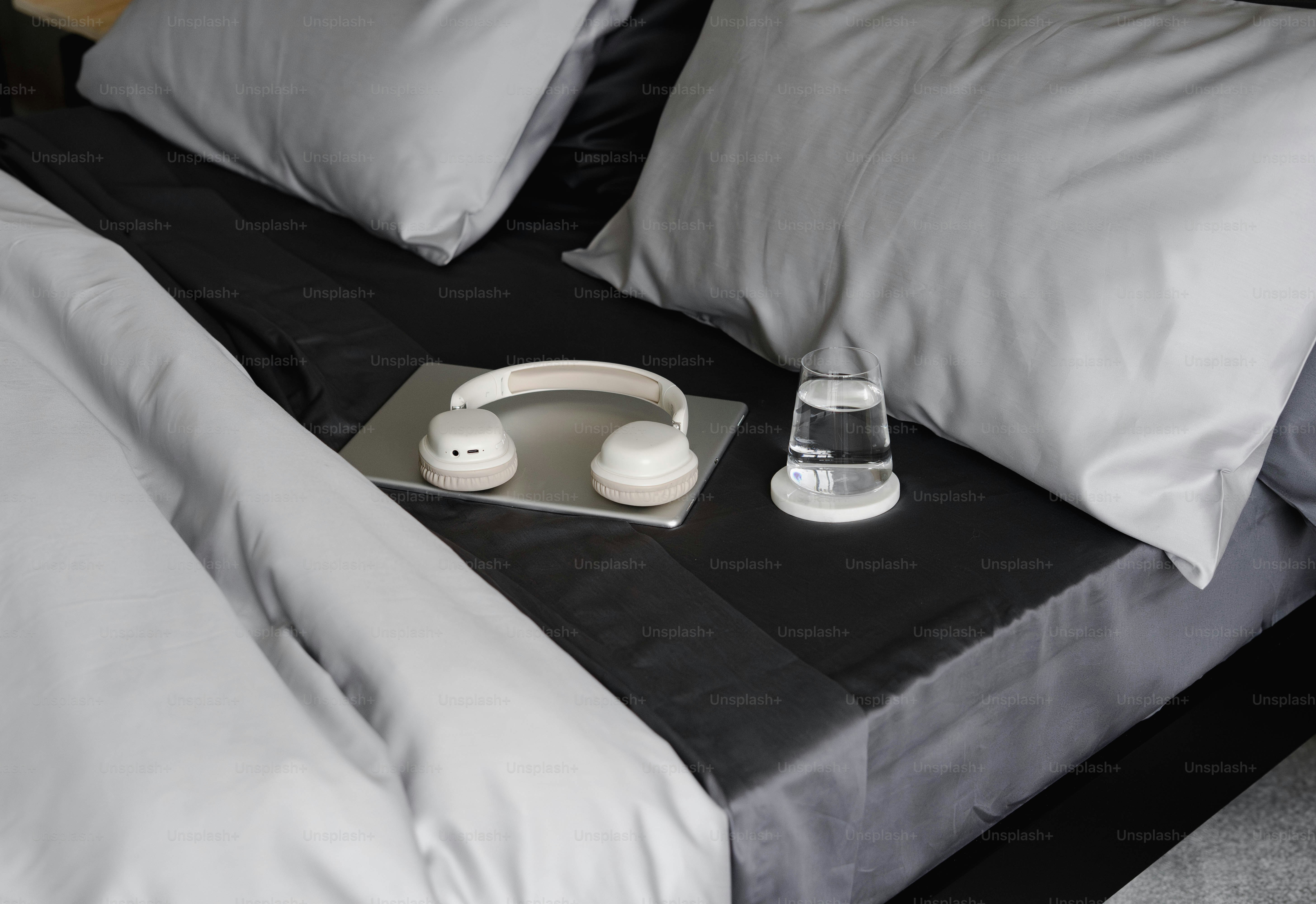 Una cama con dos almohadas y un teléfono