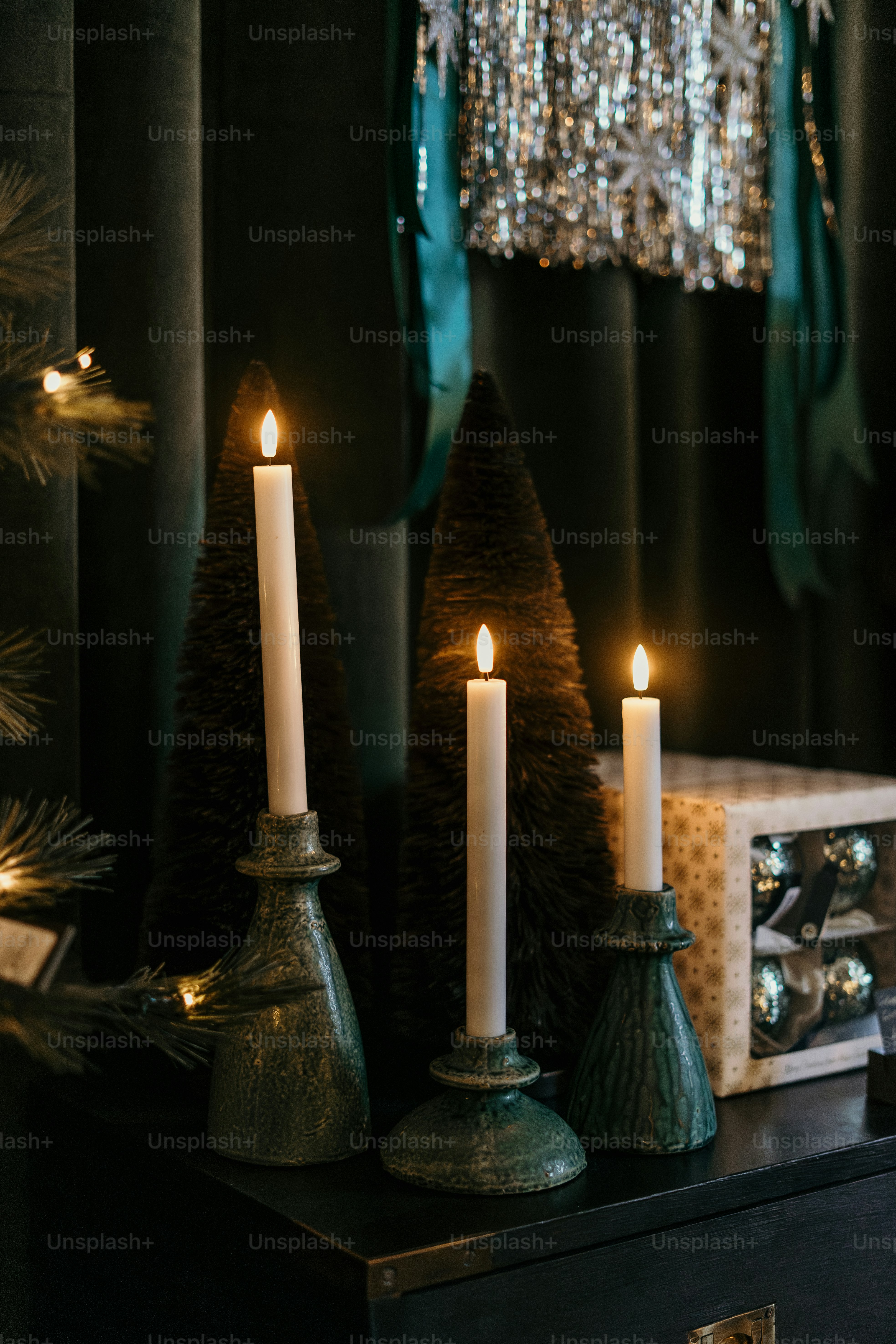 Meja di atasnya dengan lilin di sebelah pohon natal