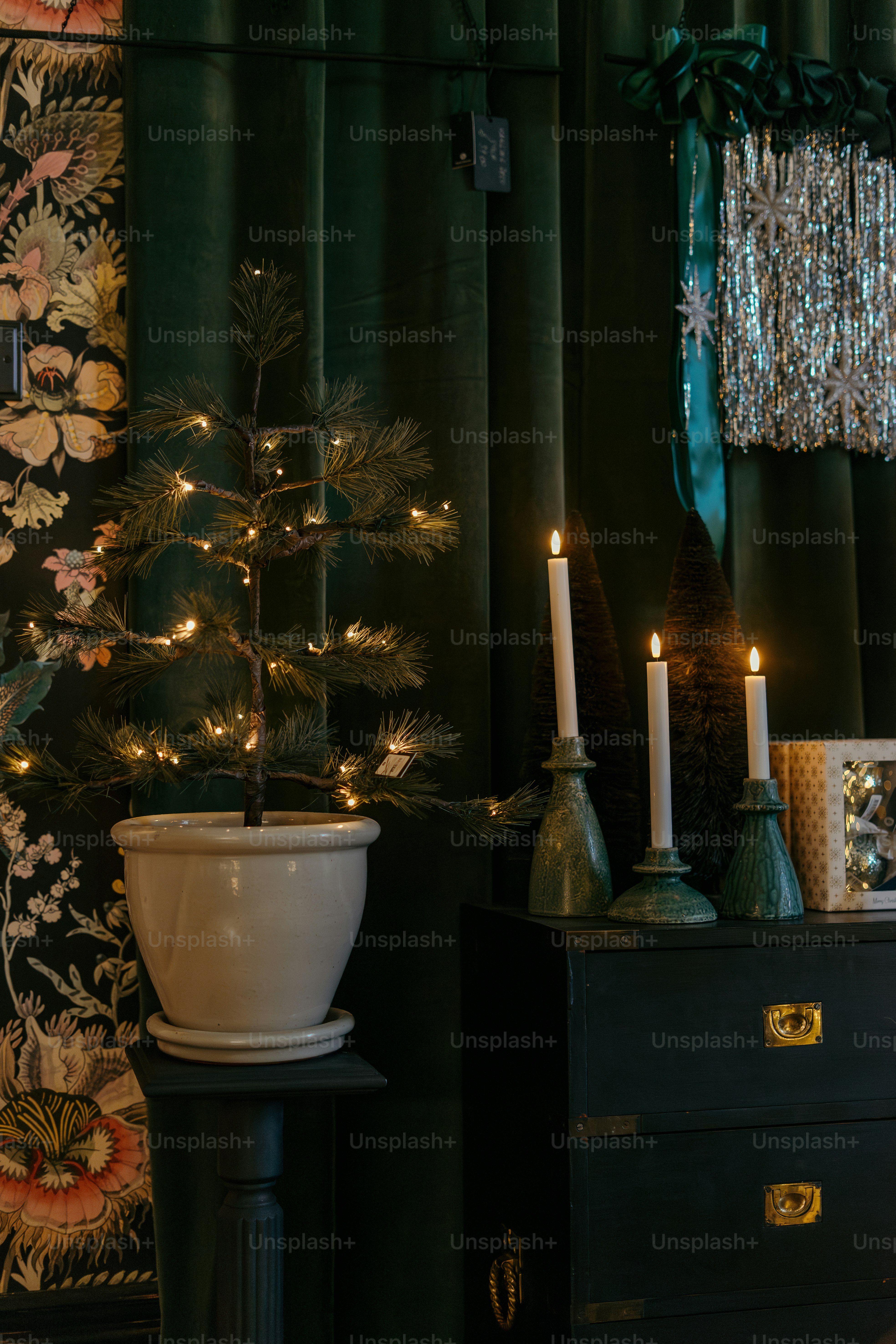 Kamar dengan pohon natal dan dekorasi lainnya