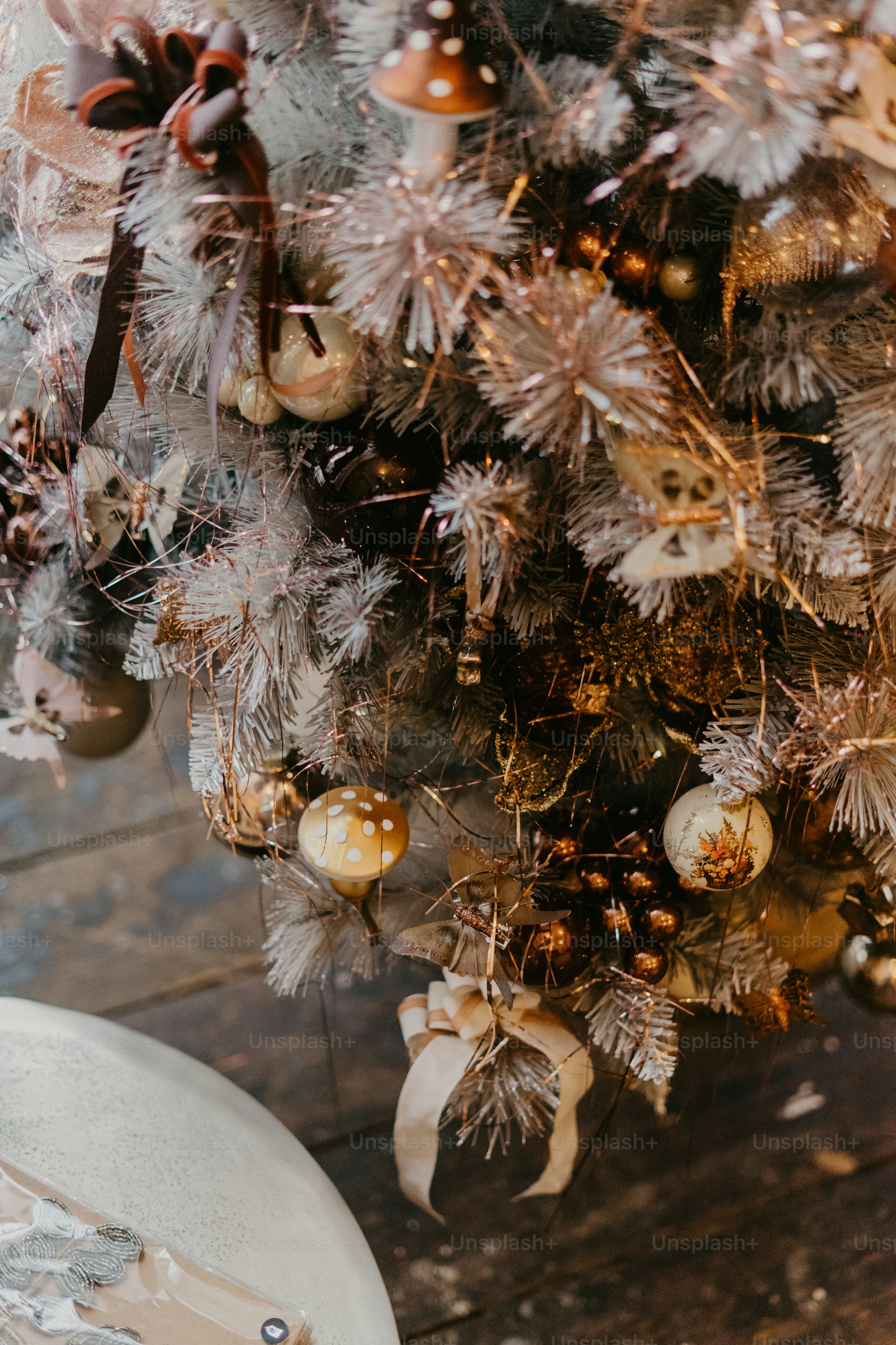 Close-up pohon natal yang dihias