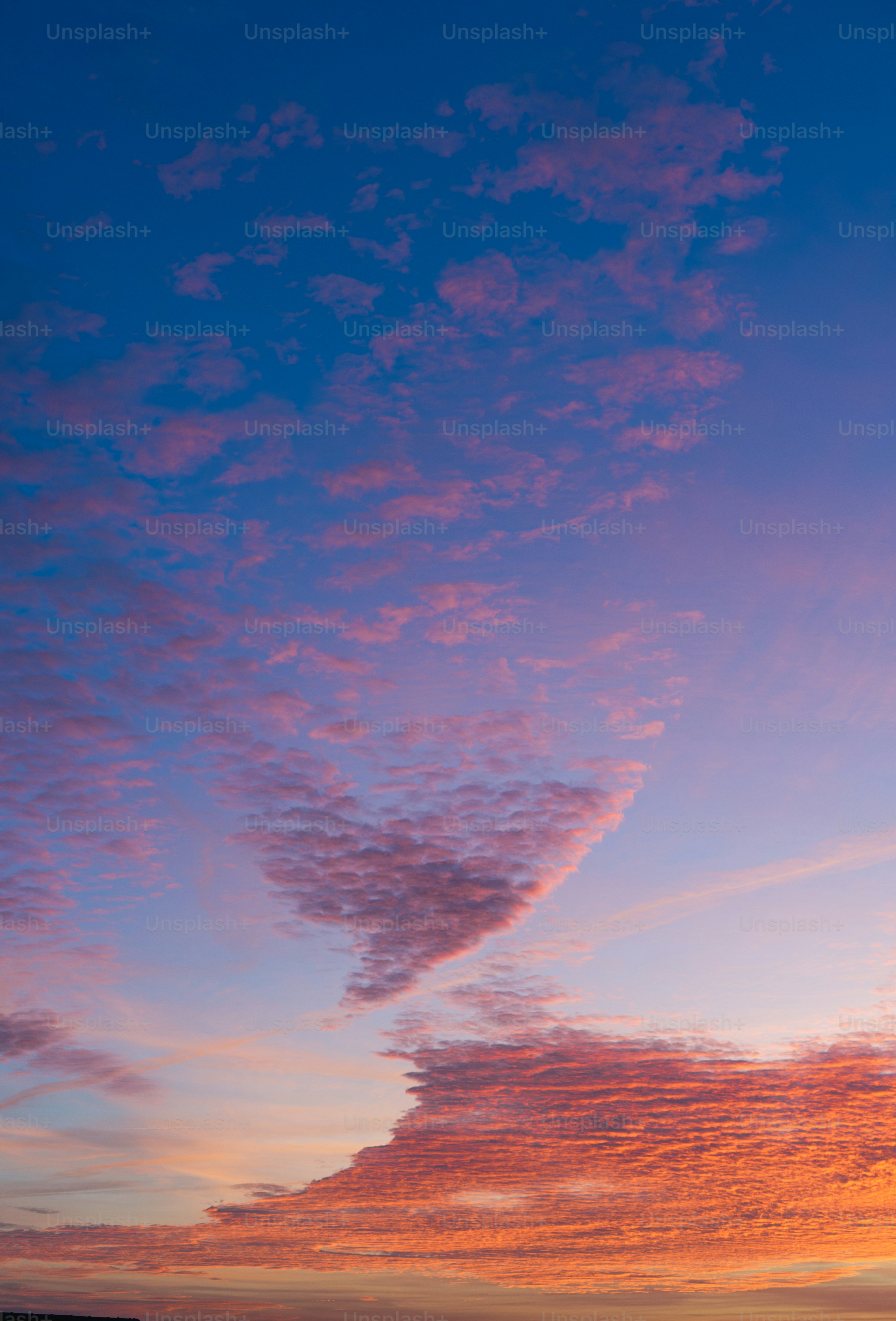 Ein wunderschöner Sonnenuntergang über einem Gewässer