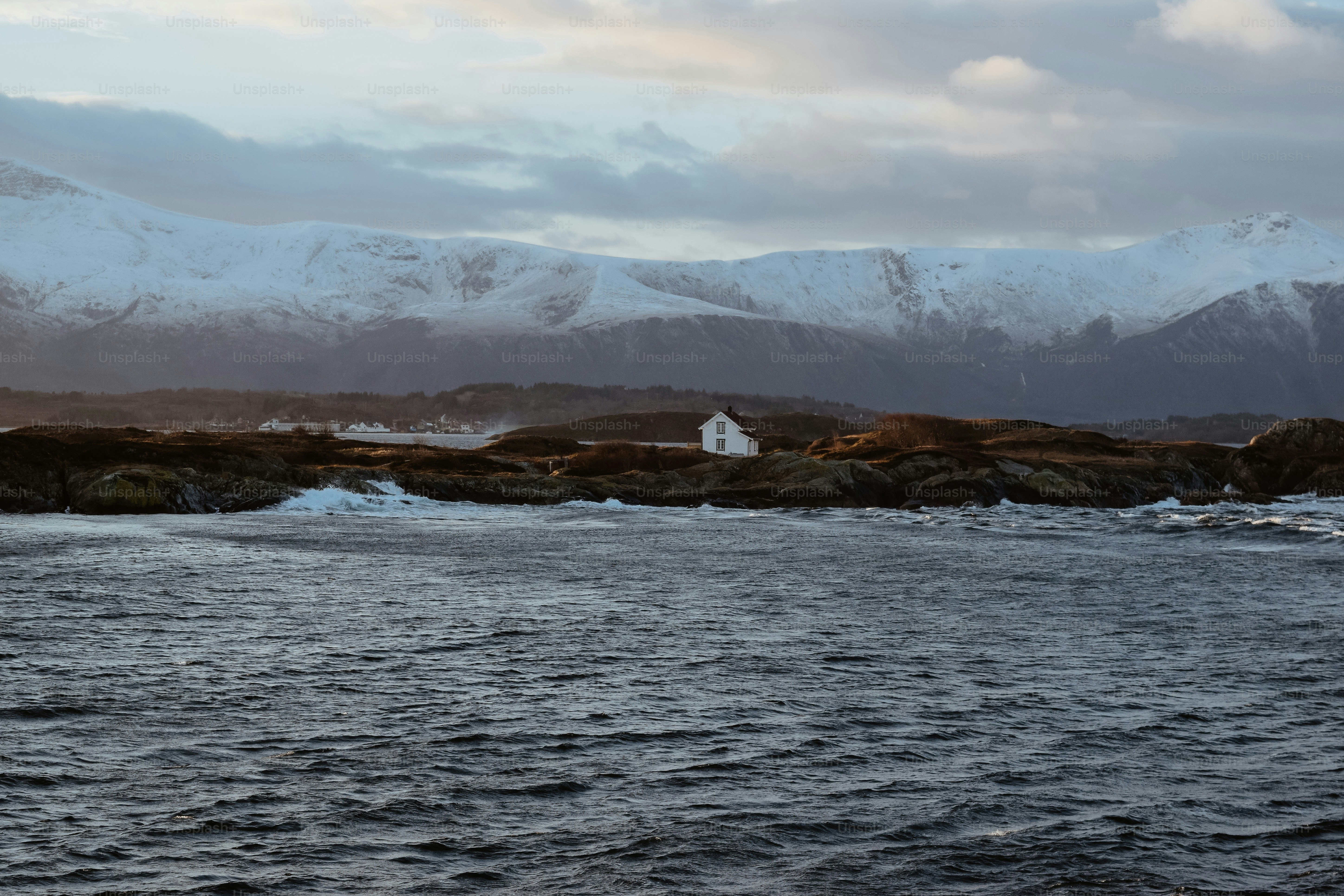 Un cuerpo de agua con montañas al fondo
