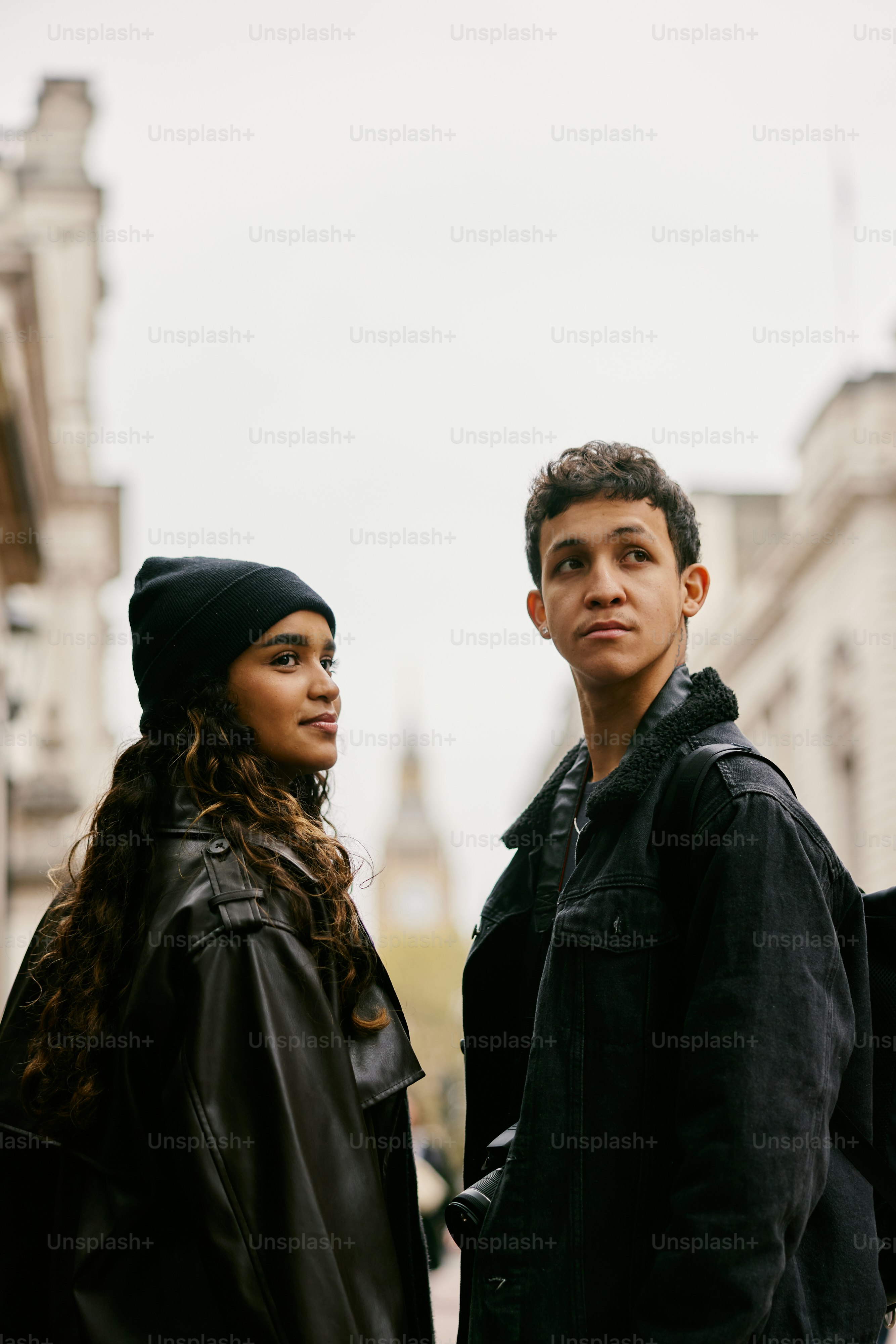 Ein Mann und eine Frau, die nebeneinander stehen