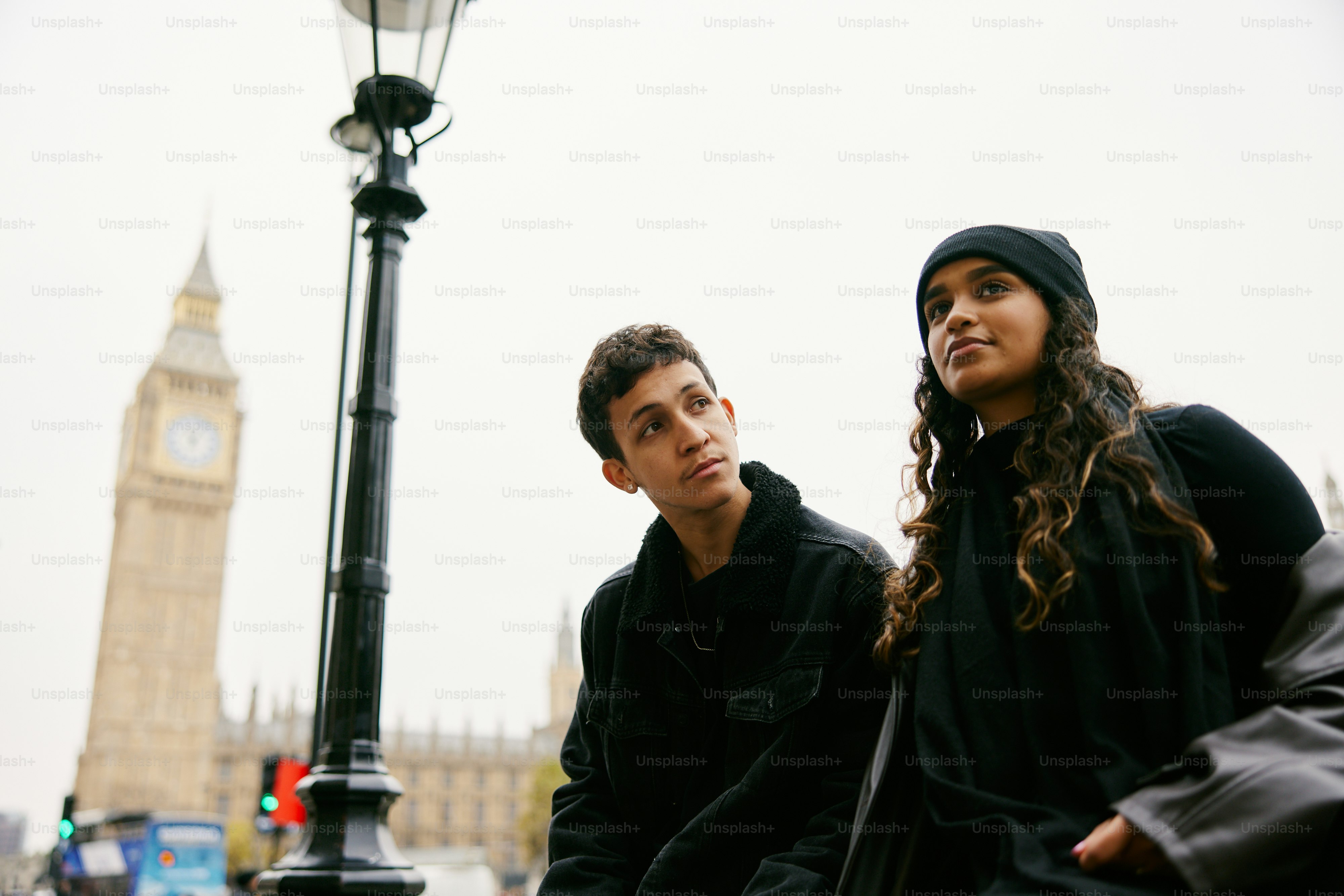 Ein paar Leute stehen neben einer Straßenlaterne