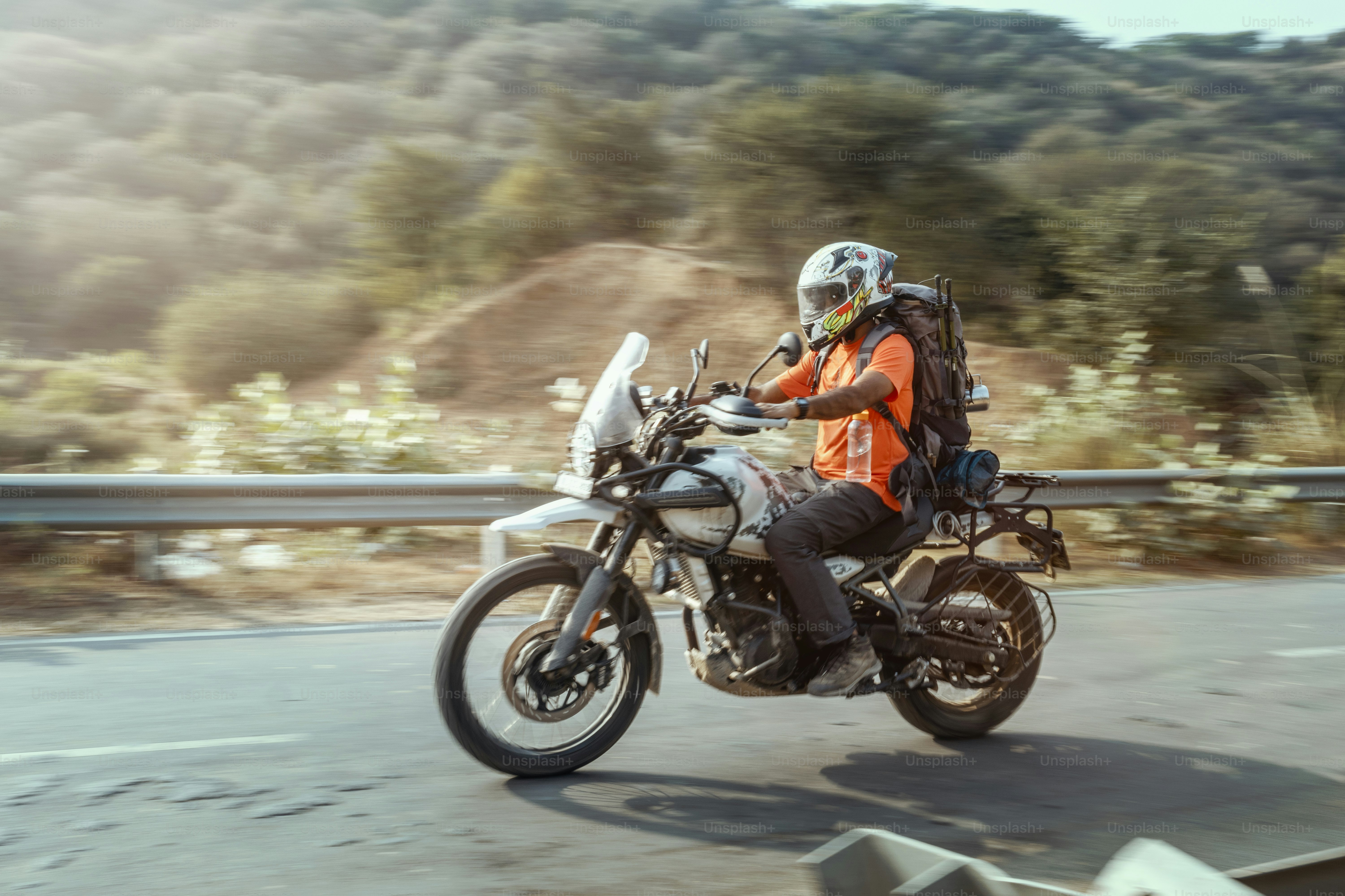 Una persona in sella a una moto su una strada