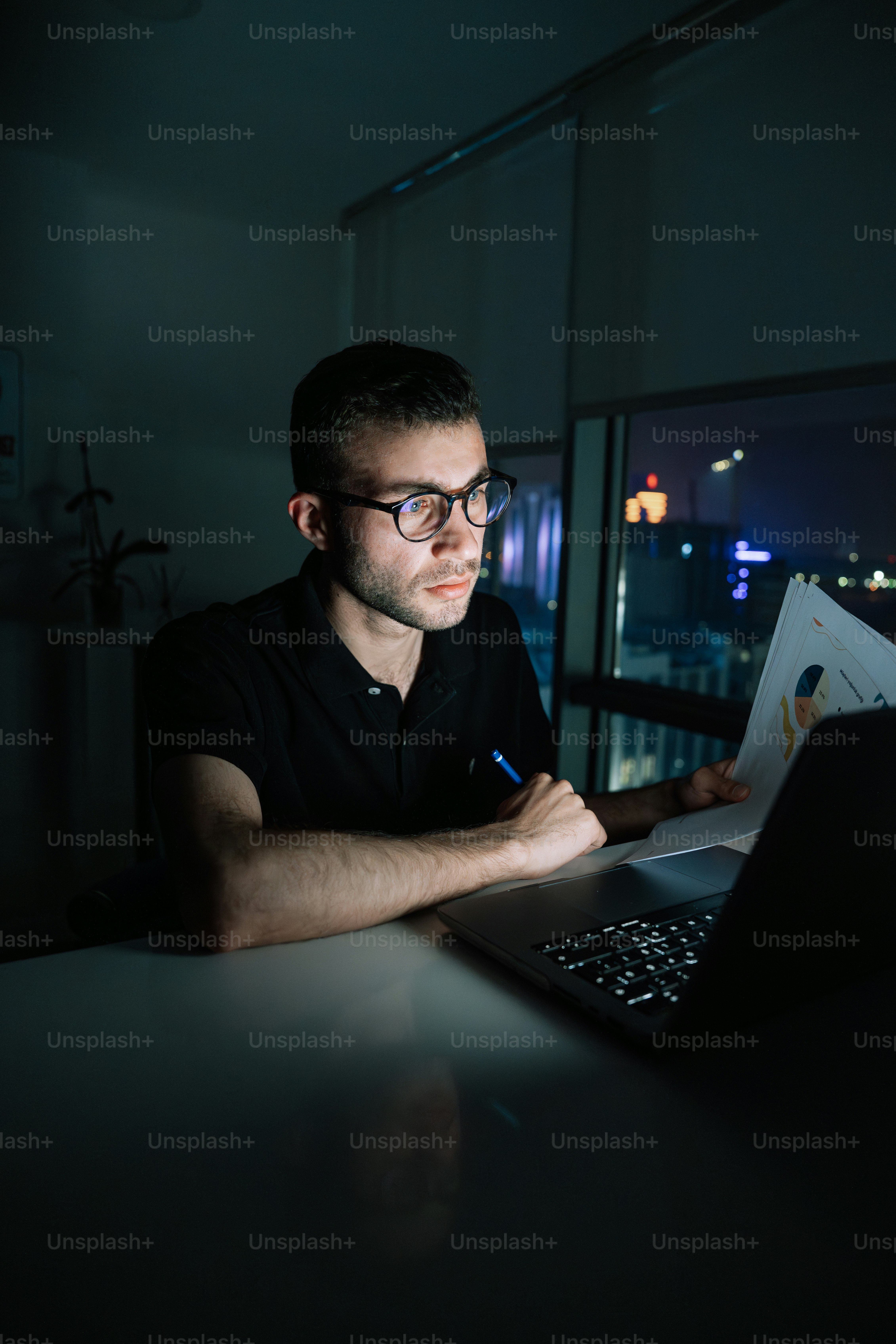 Un uomo seduto davanti a un computer portatile