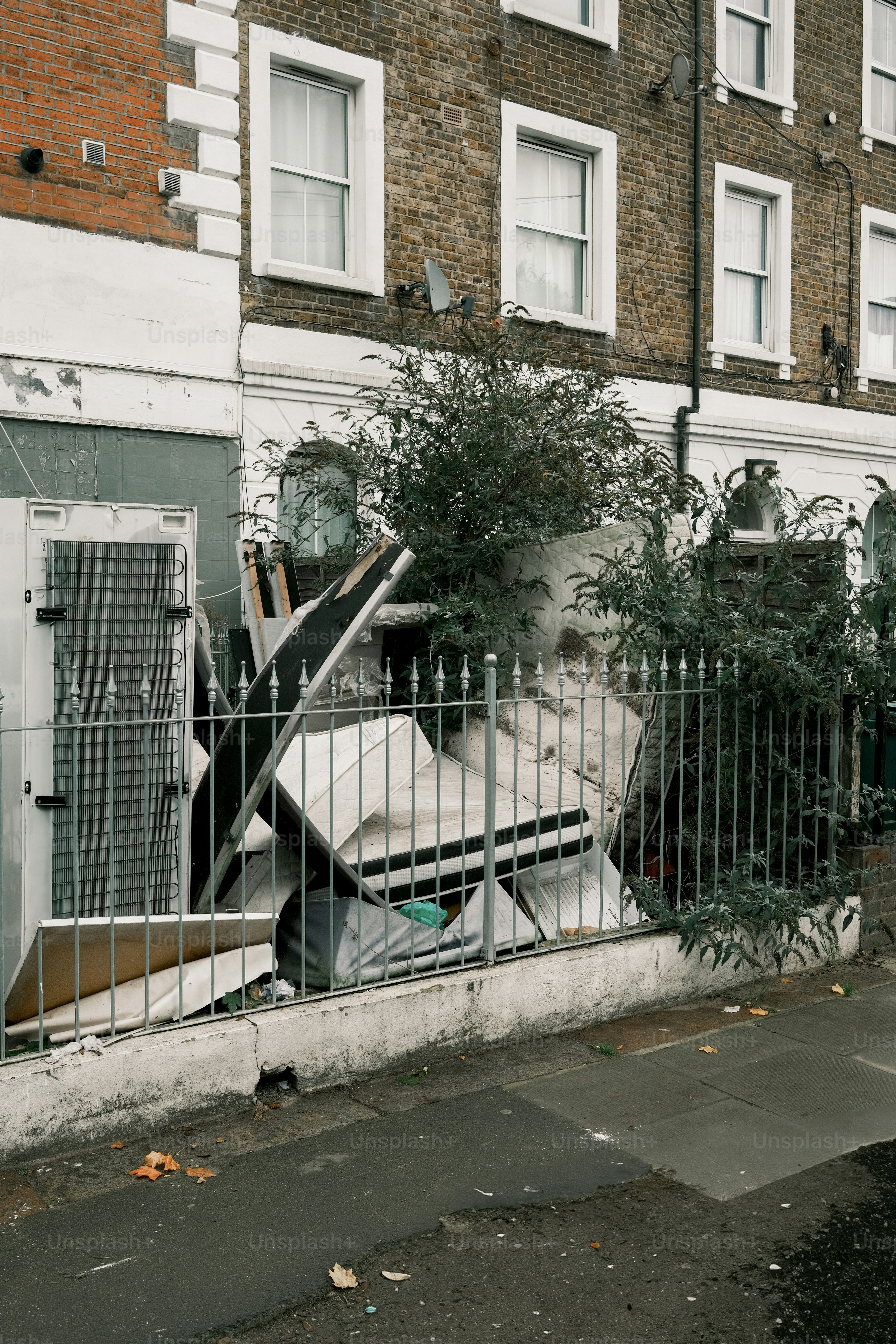 Ein Auto, das am Straßenrand neben einem Zaun geparkt ist