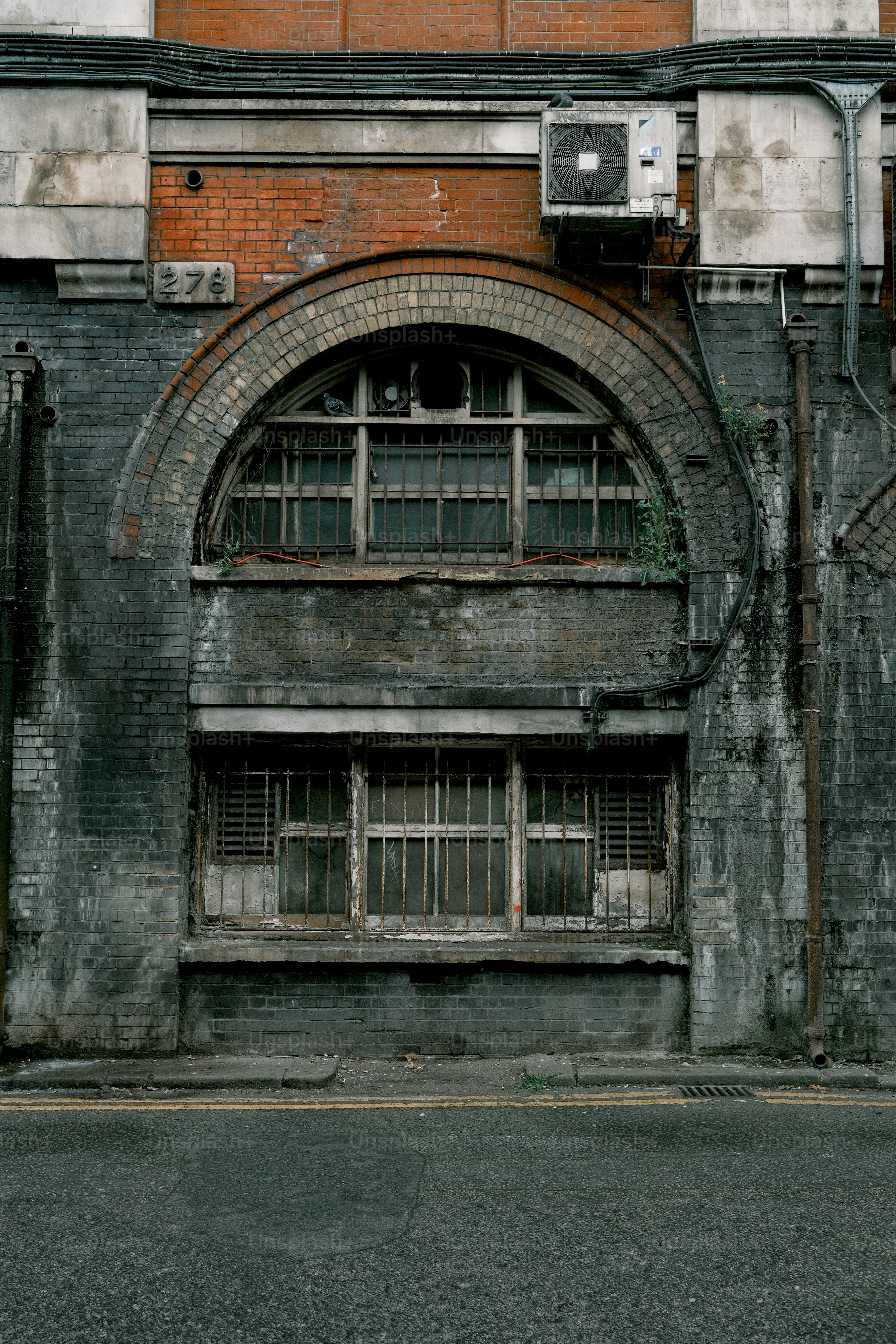 Ein altes Gebäude mit einer Uhr an der Seite