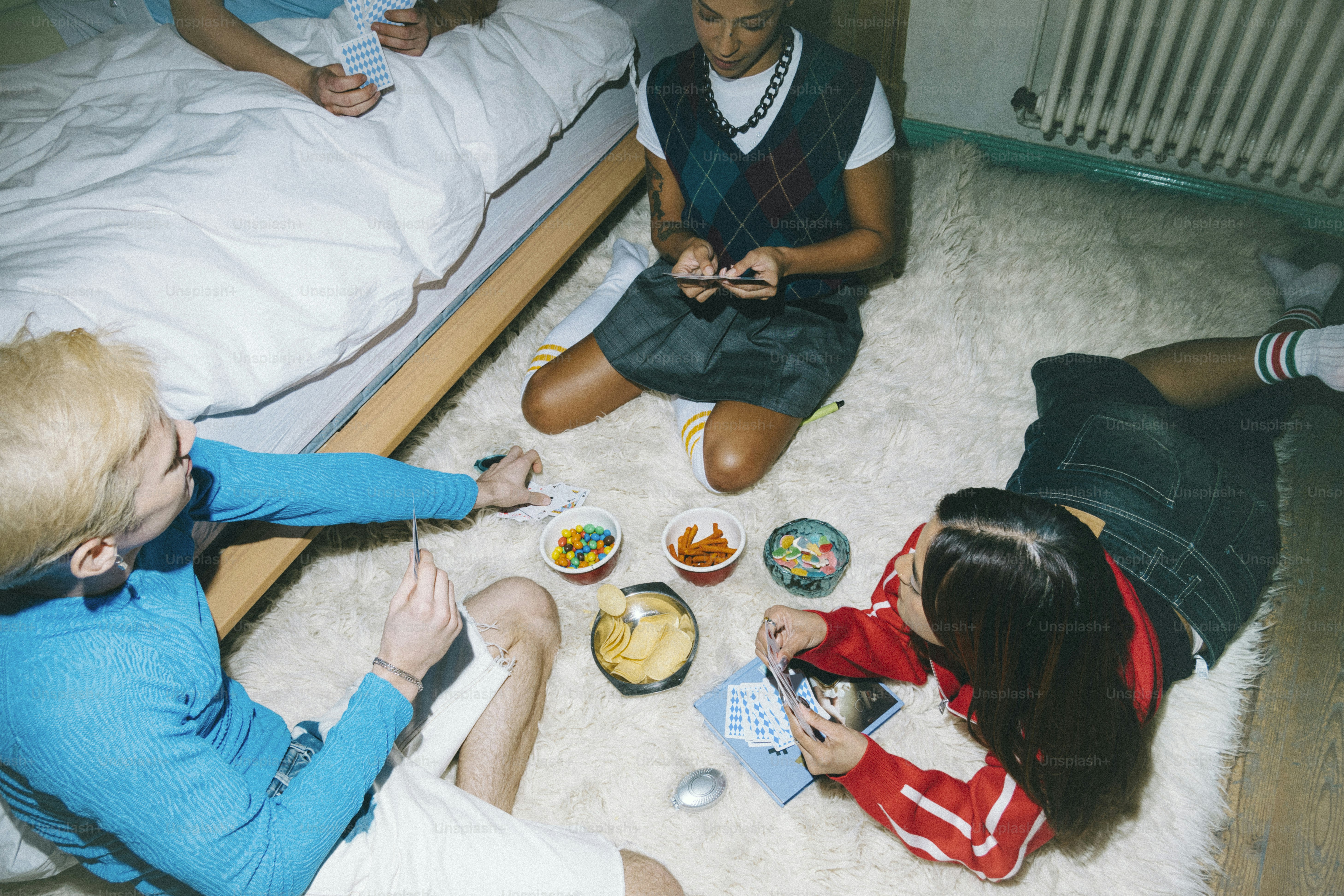 Eine Gruppe von Leuten, die auf dem Boden sitzen und ein Spiel spielen