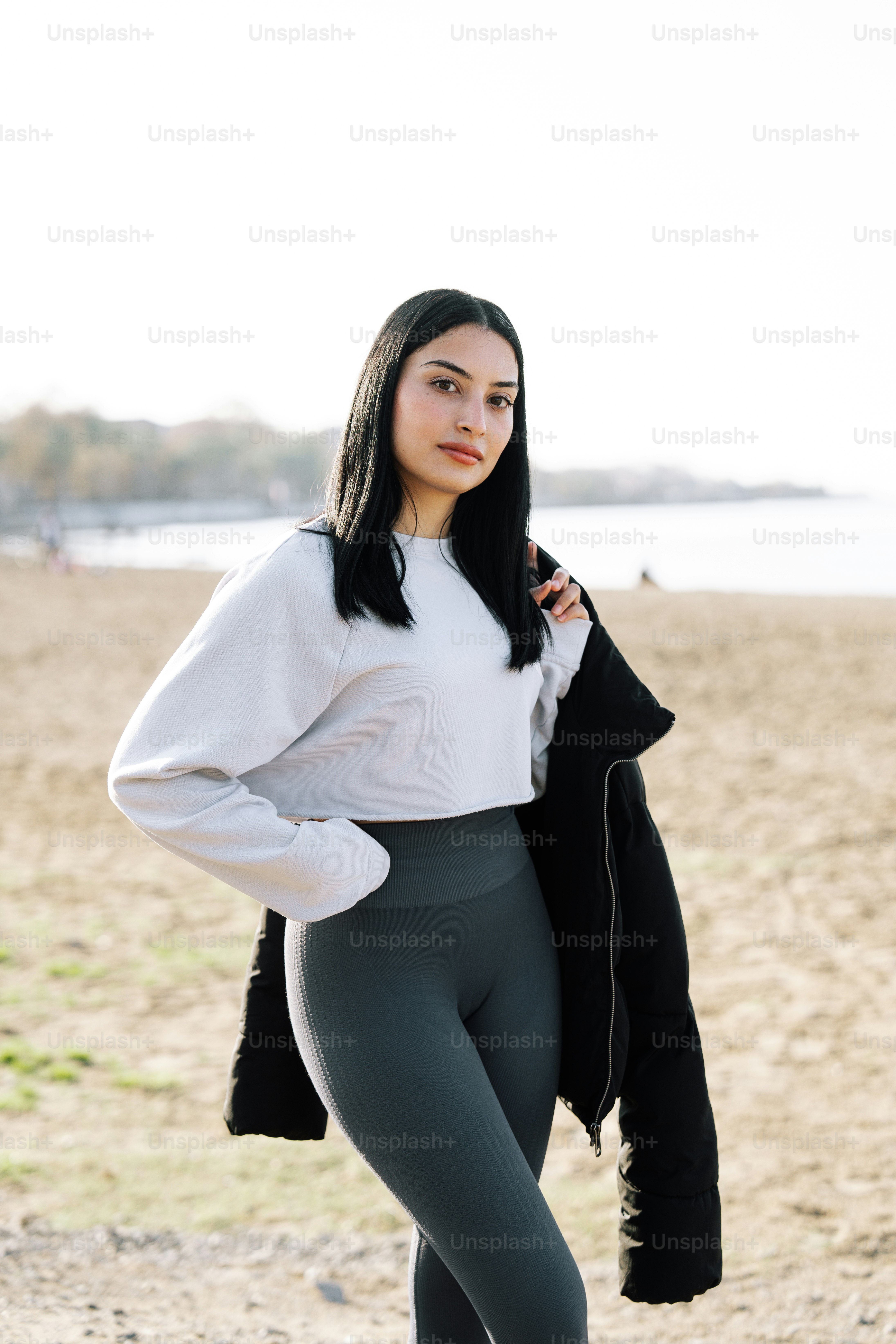 A woman sitting on a bench in a park photo – Profile Image on Unsplash