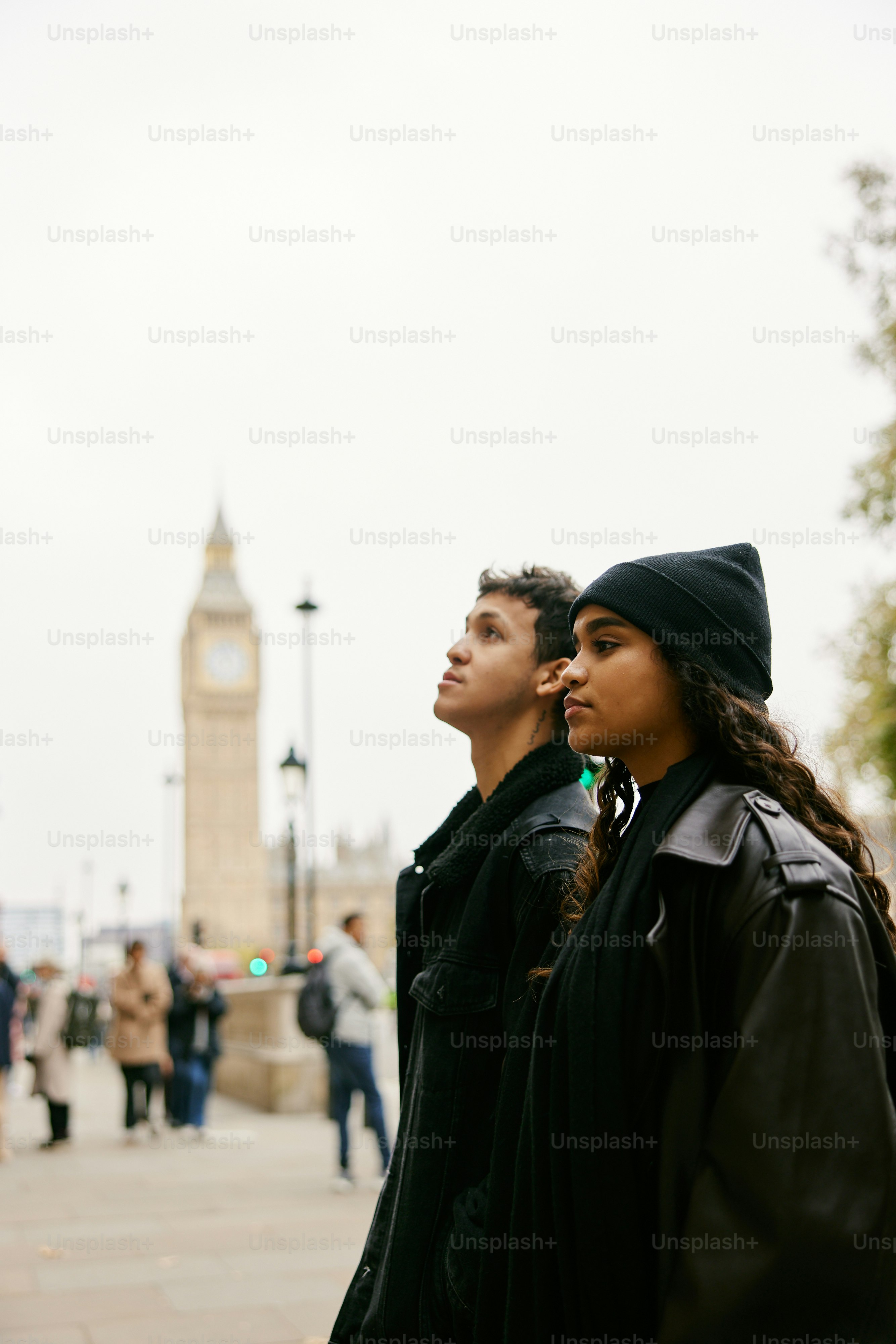 Ein paar Leute, die nebeneinander stehen