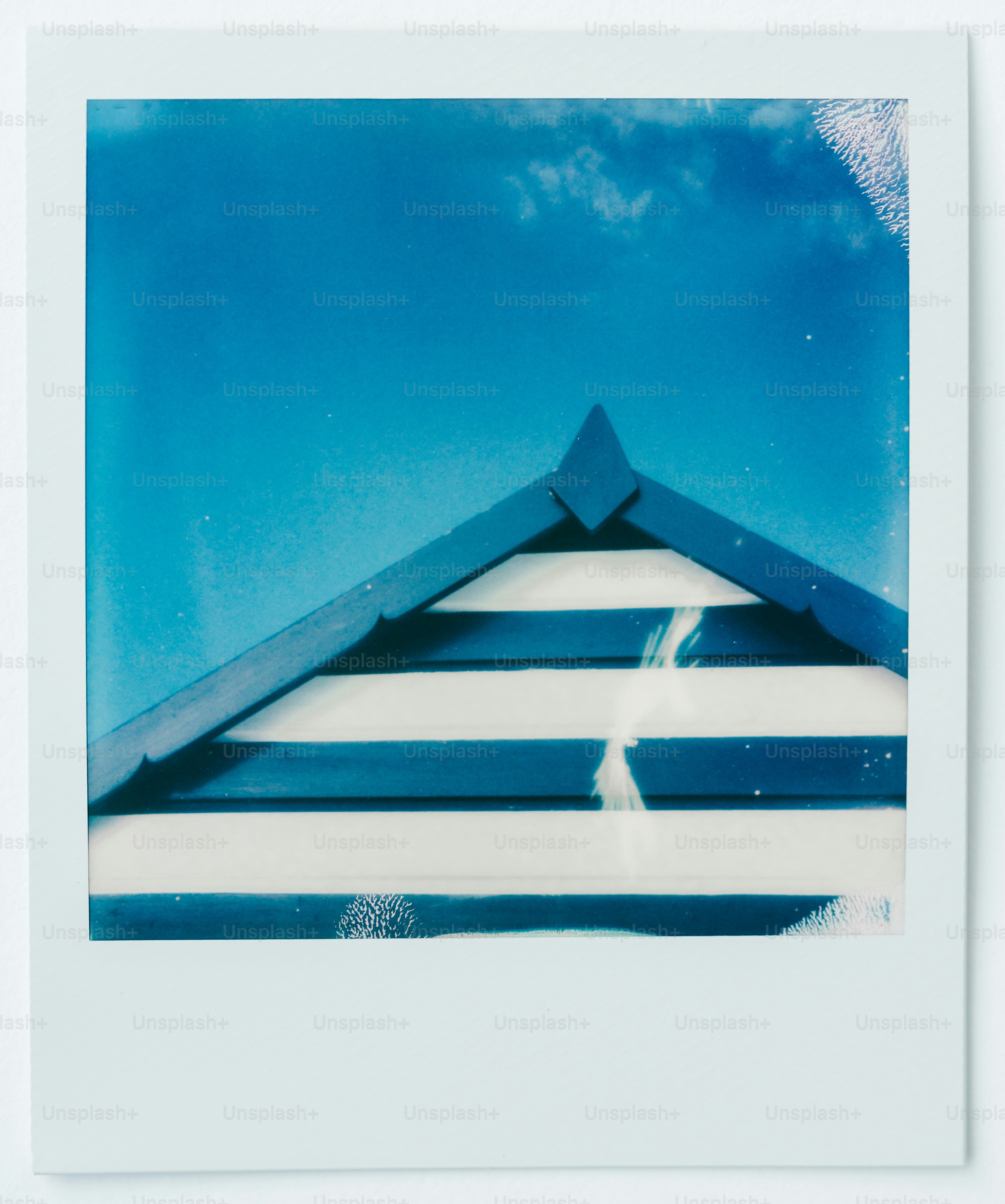 Foto polaroid atap dengan latar belakang langit biru