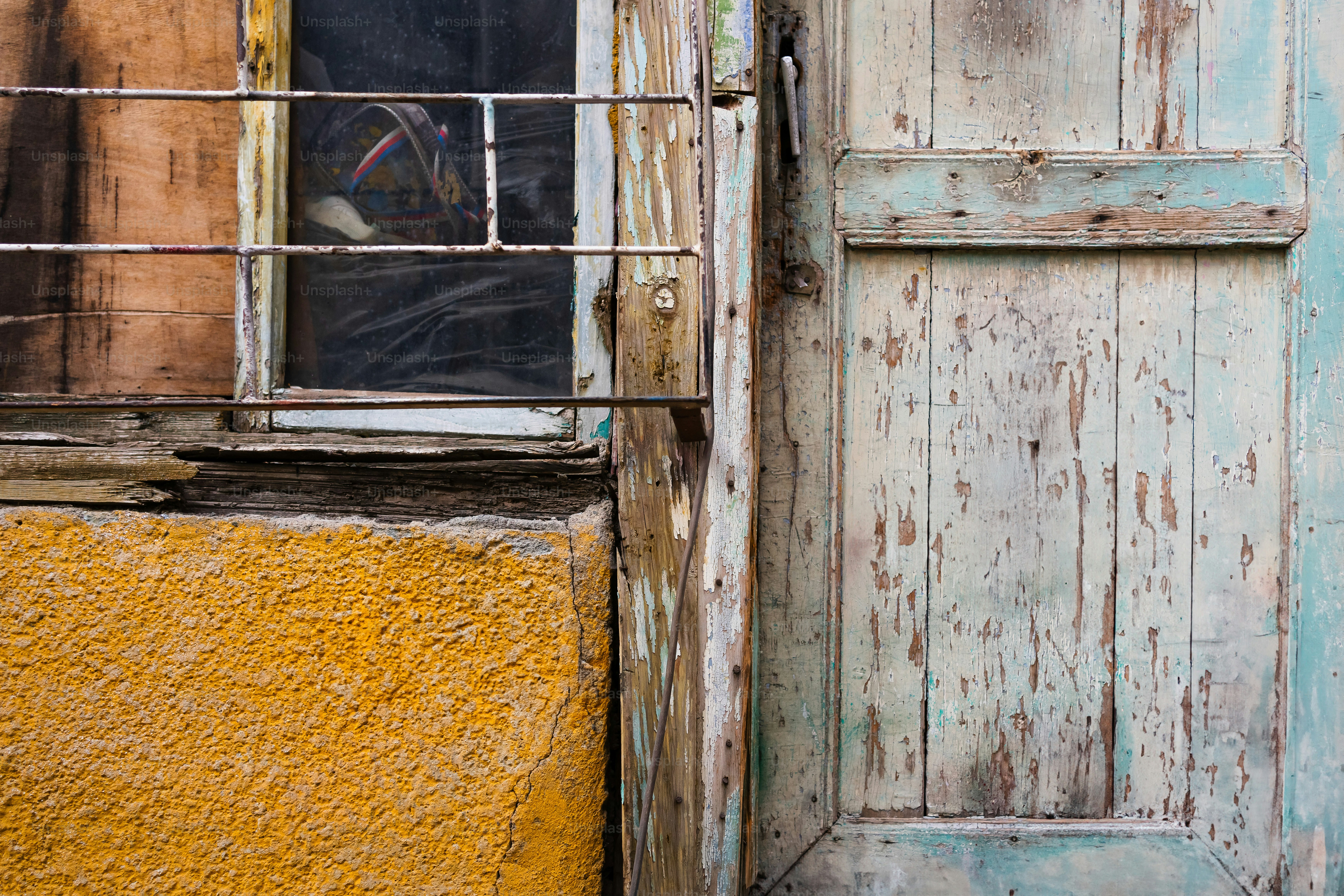 Una vieja puerta de madera con una ventana en el exterior