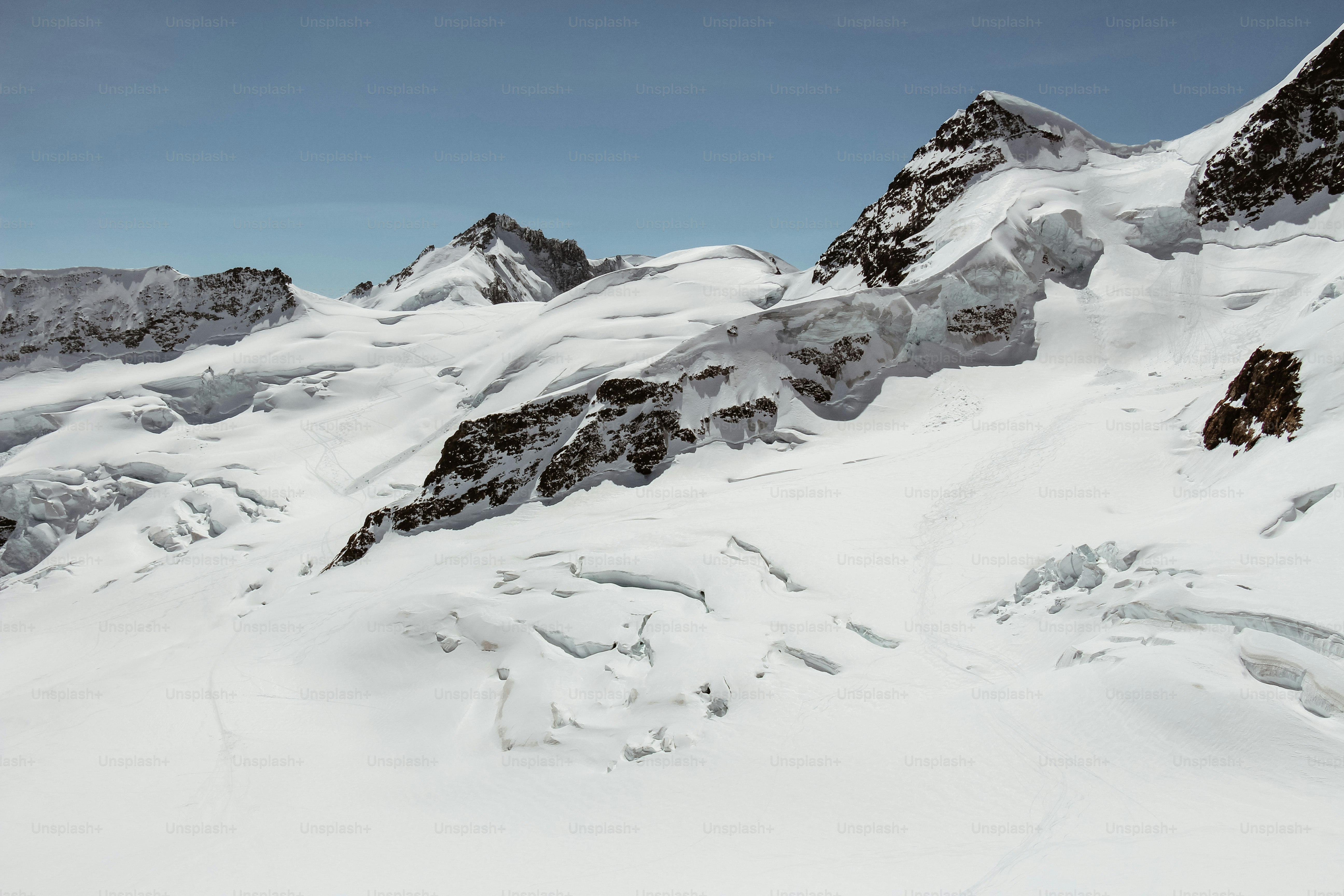 Un hombre montando esquís por la ladera de una ladera cubierta de nieve