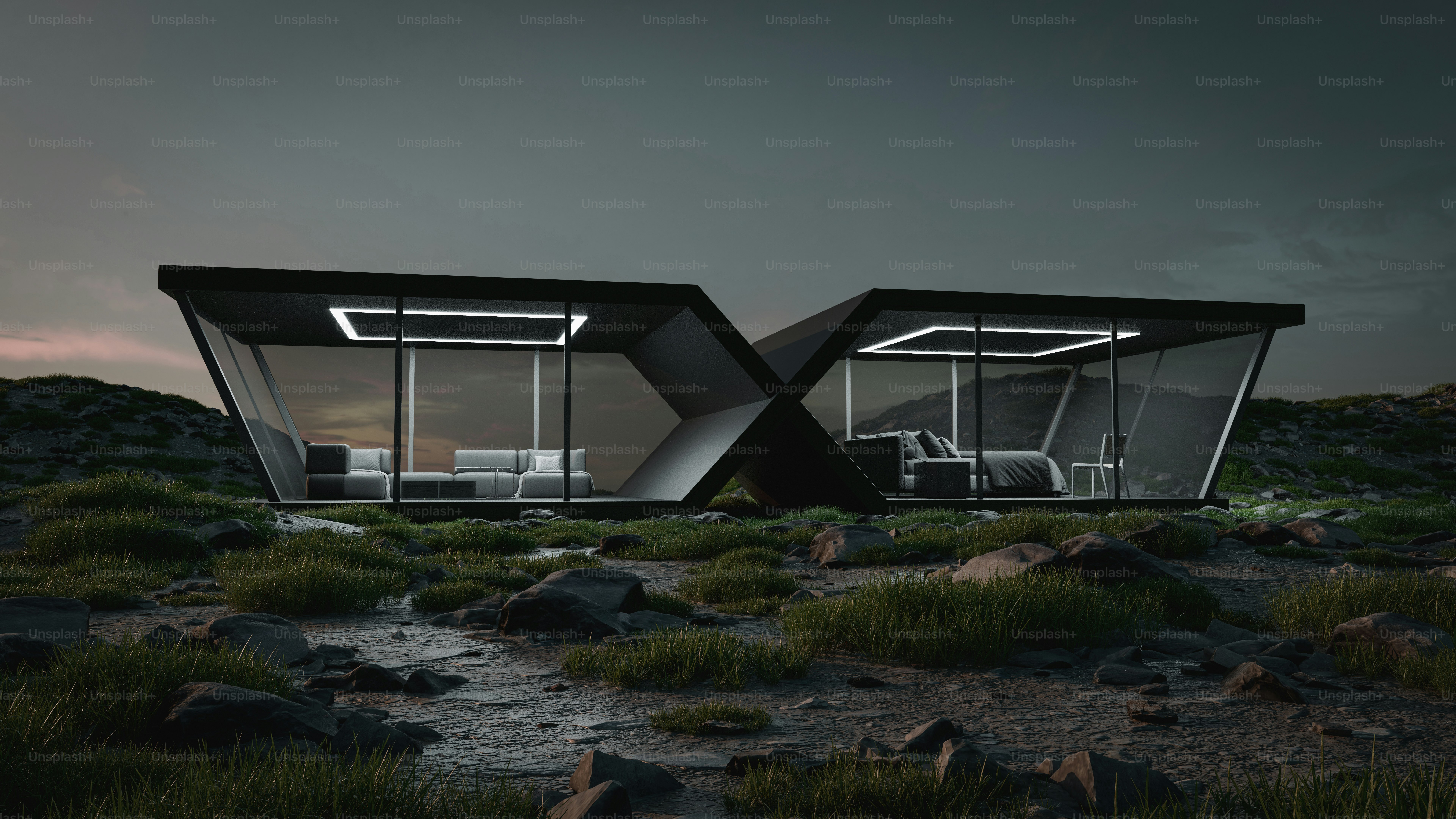 Un par de casas de cristal asentadas en lo alto de un exuberante campo verde