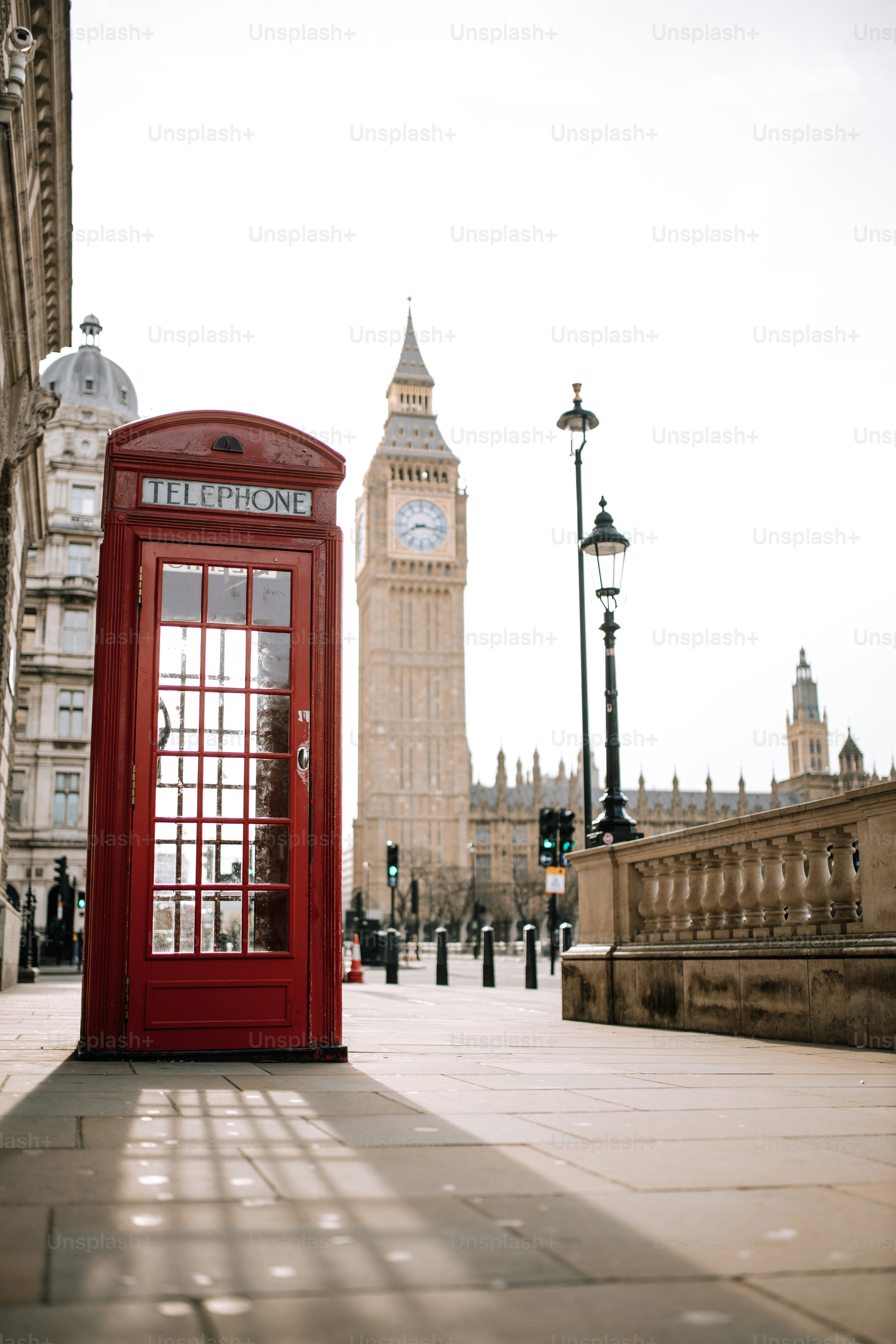 거리 한복판에 앉아있는 빨간 전화 부스