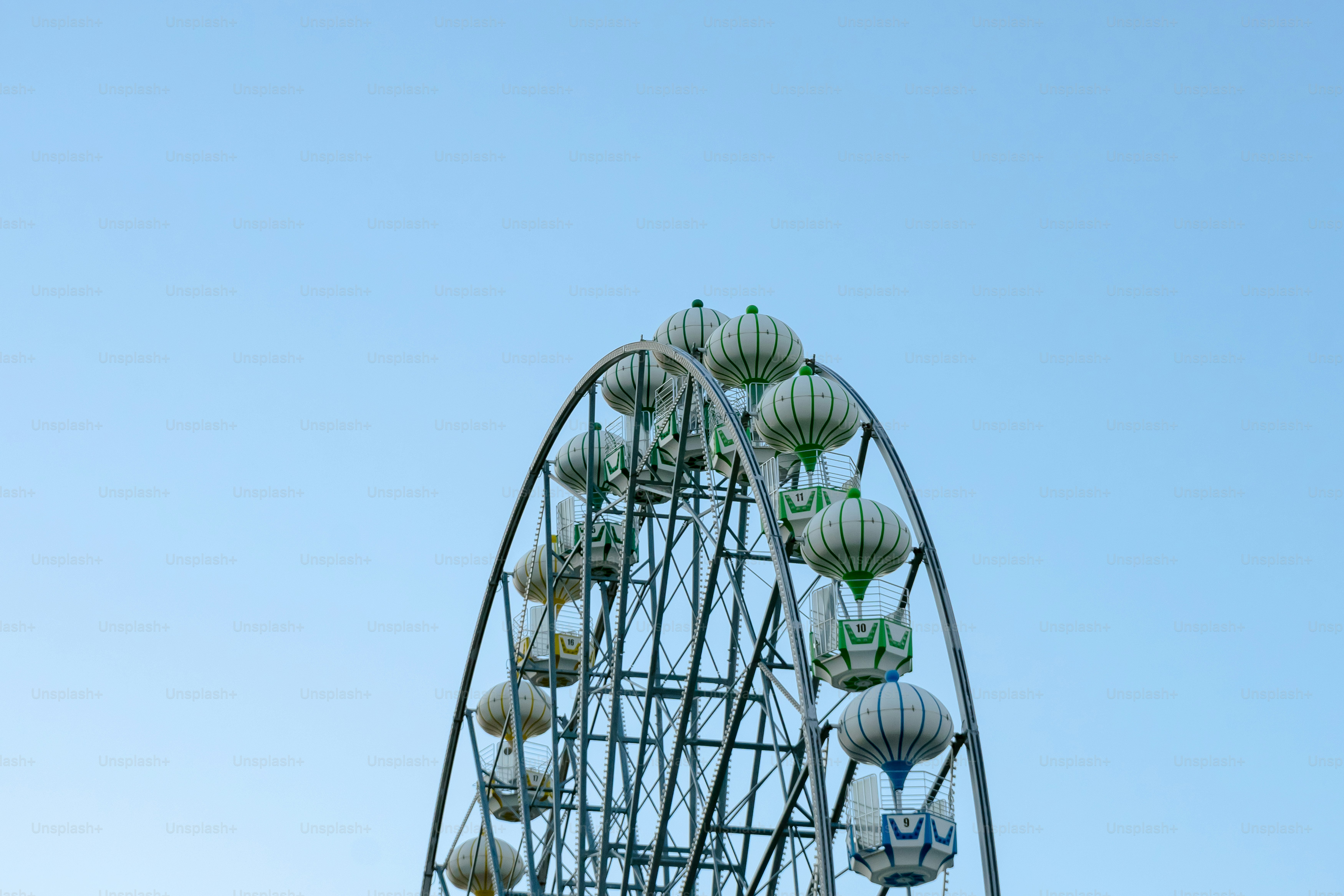 Una noria en un parque con un cielo azul al fondo