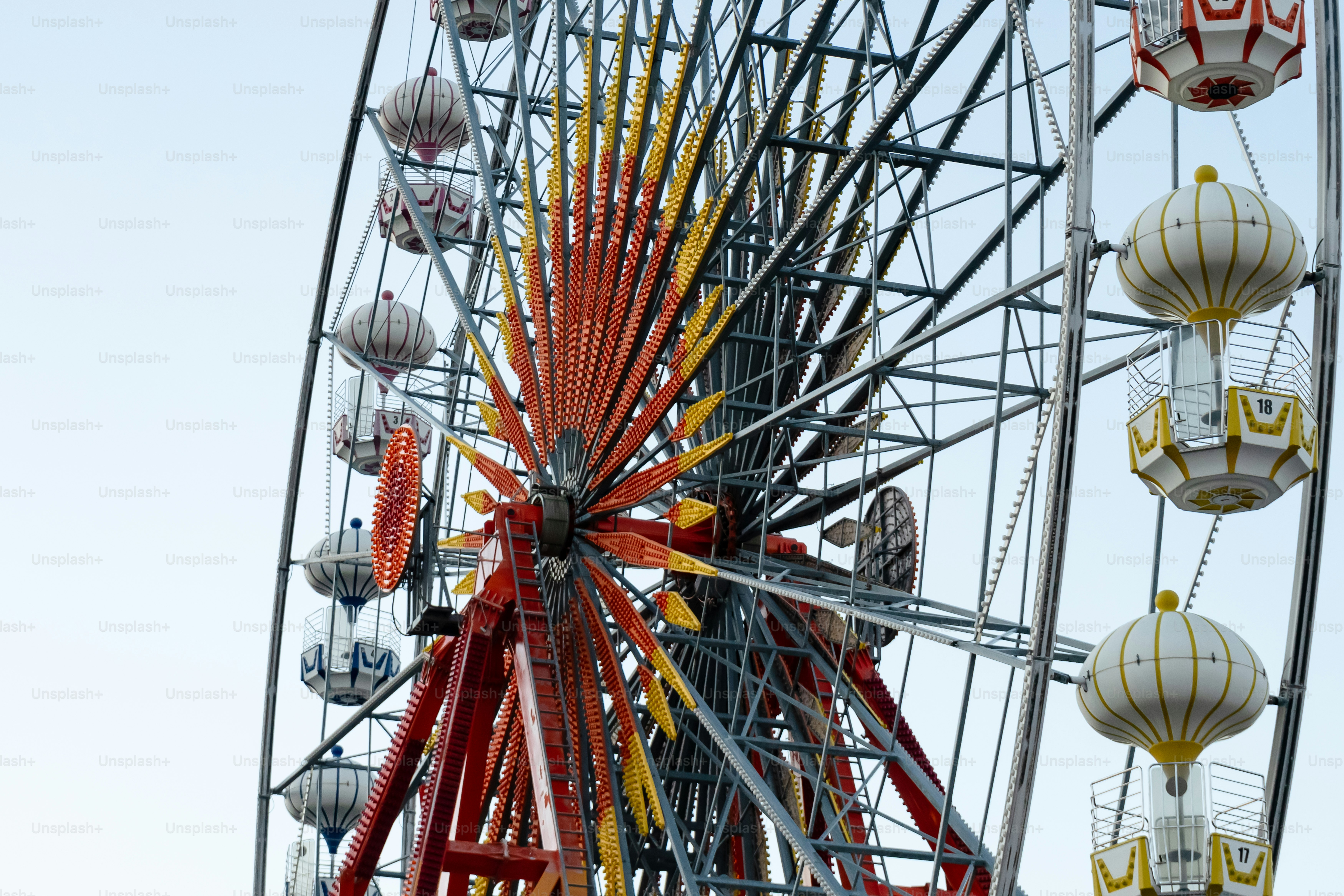 Se muestra una noria contra un cielo azul