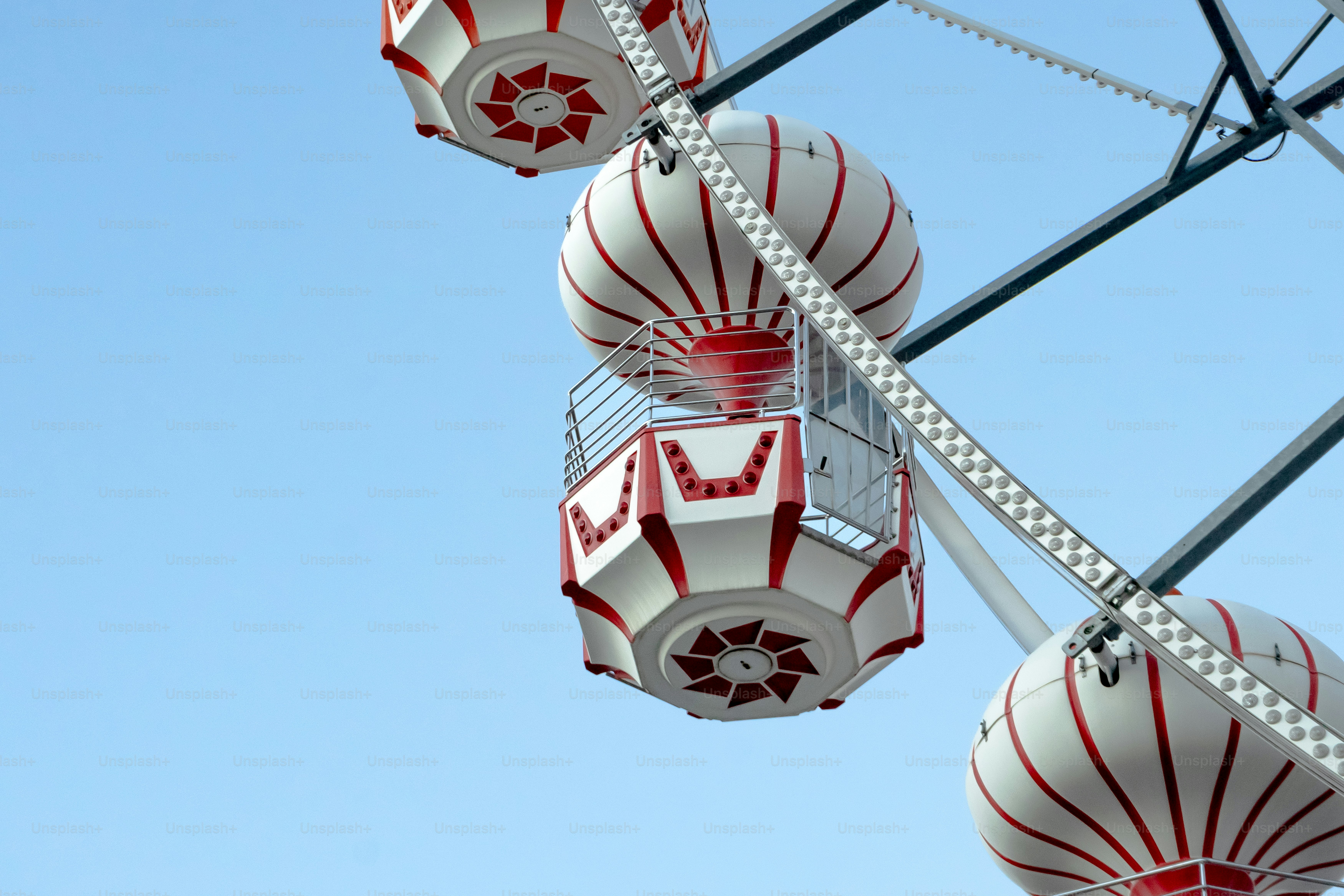 Una noria con decoraciones rojas y blancas