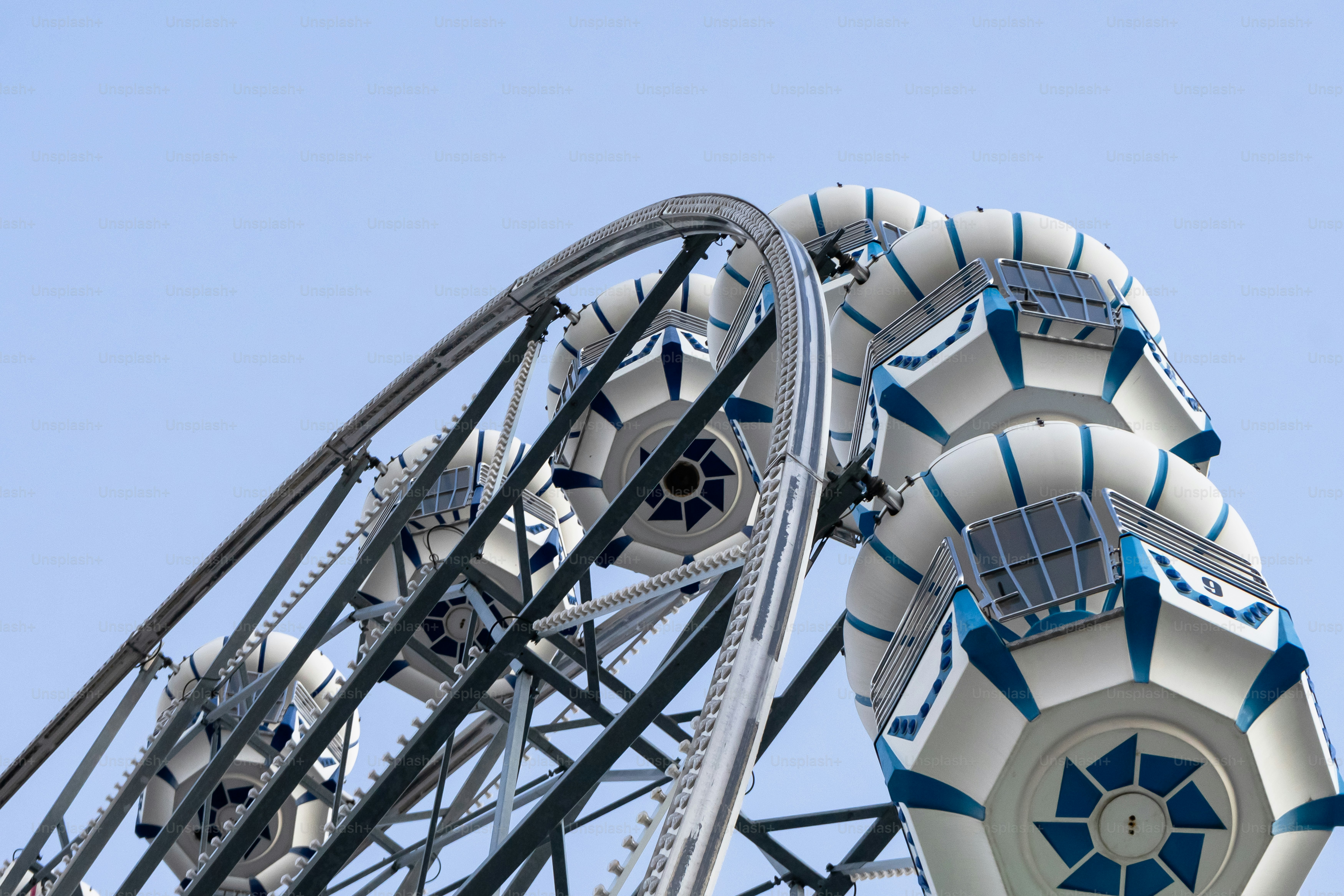 Una gran rueda de la fortuna con un fondo de cielo