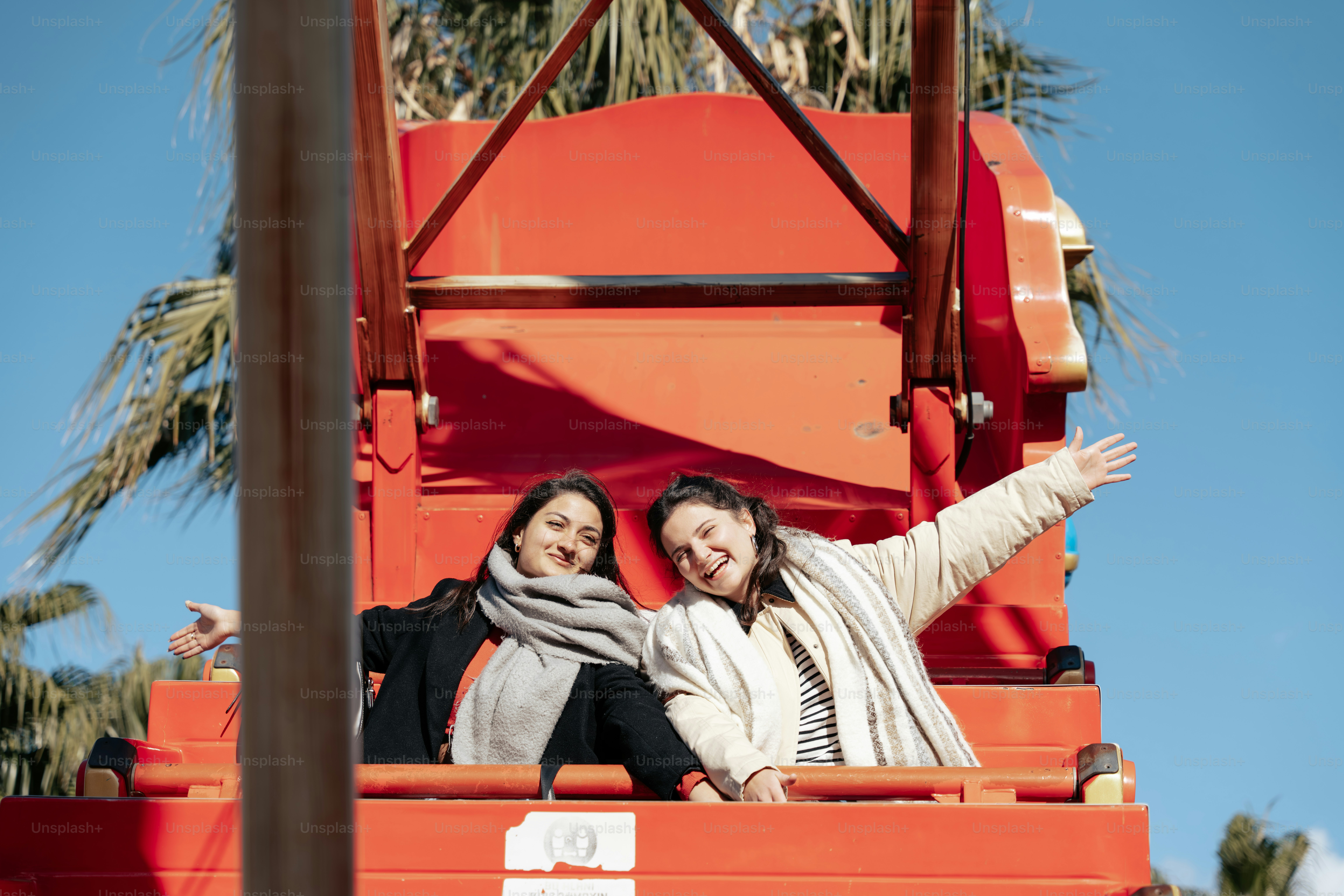 Ein paar Frauen stehen auf einem roten Lastwagen
