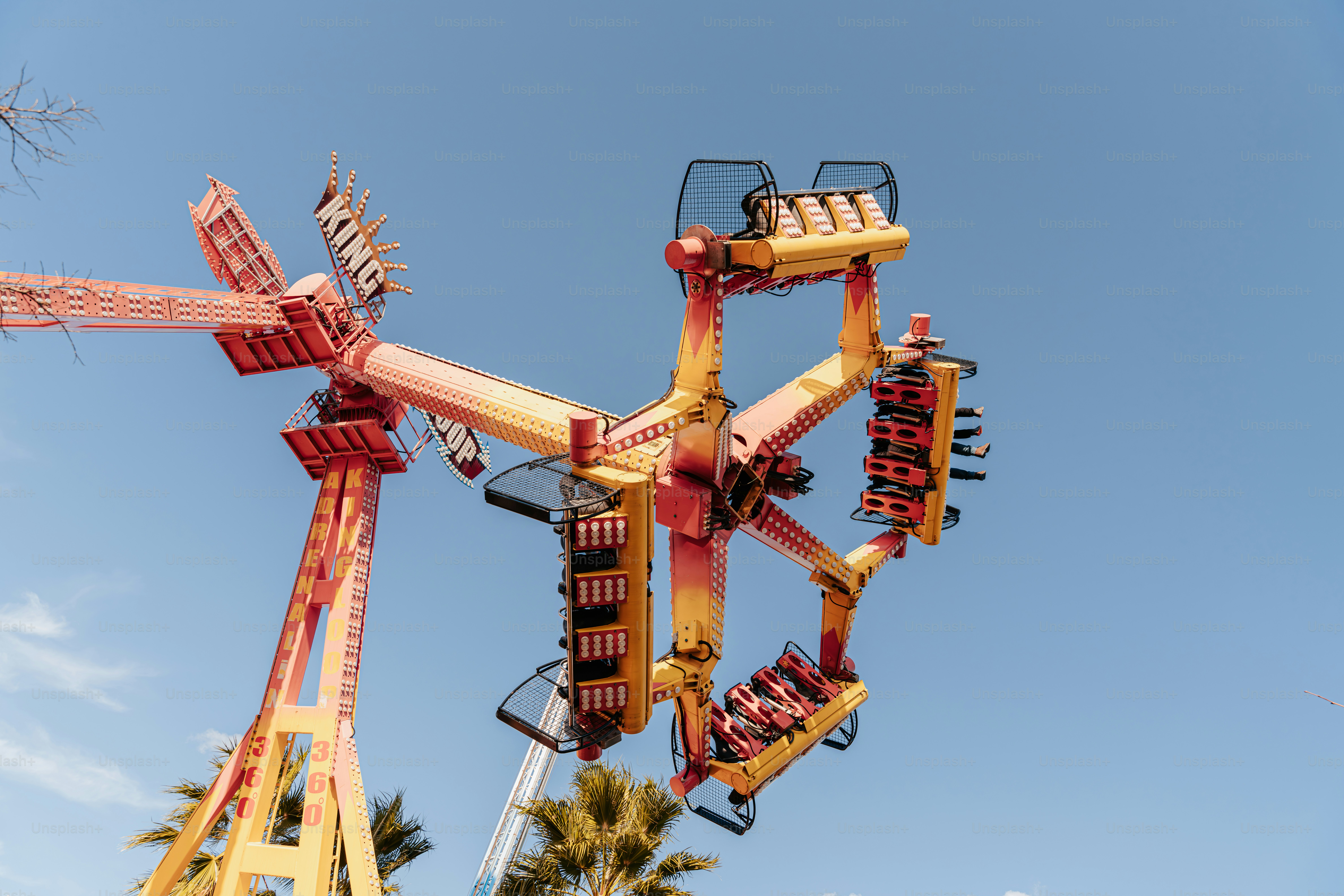 Eine Achterbahnfahrt in einem Karnevalspark