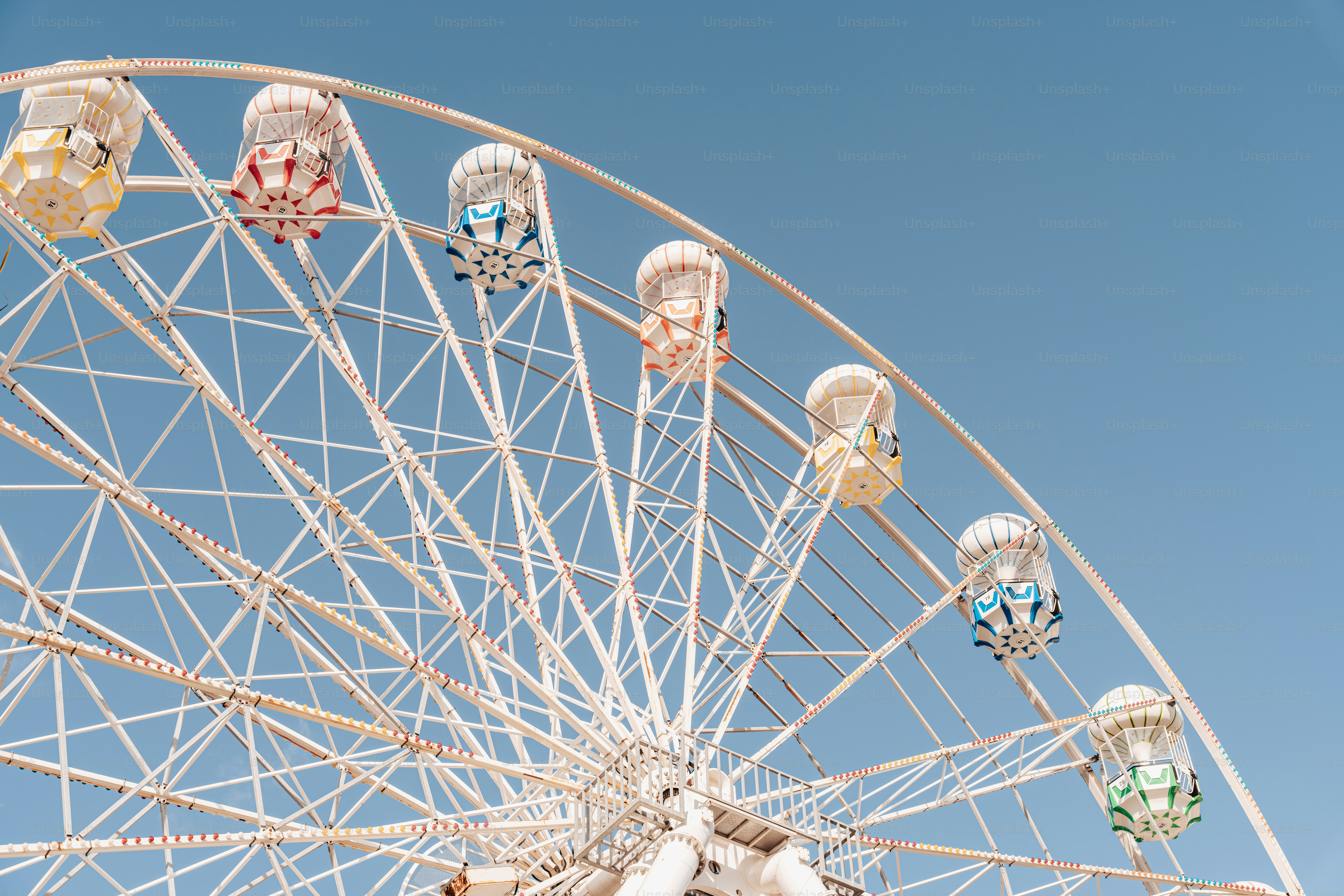 Ein großes Riesenrad, das neben einem blauen Himmel steht