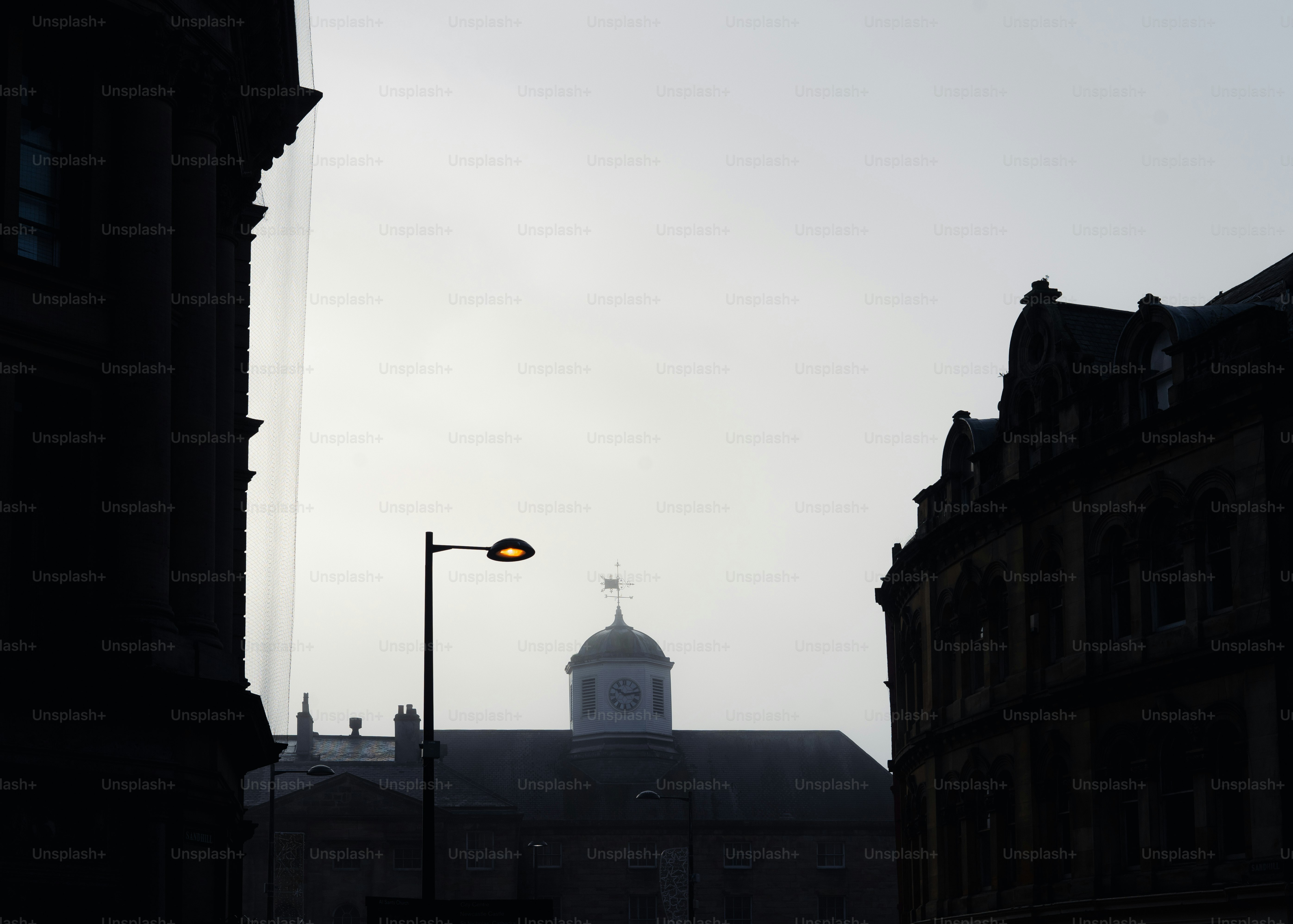 Blick auf ein Gebäude mit einem Uhrenturm in der Ferne