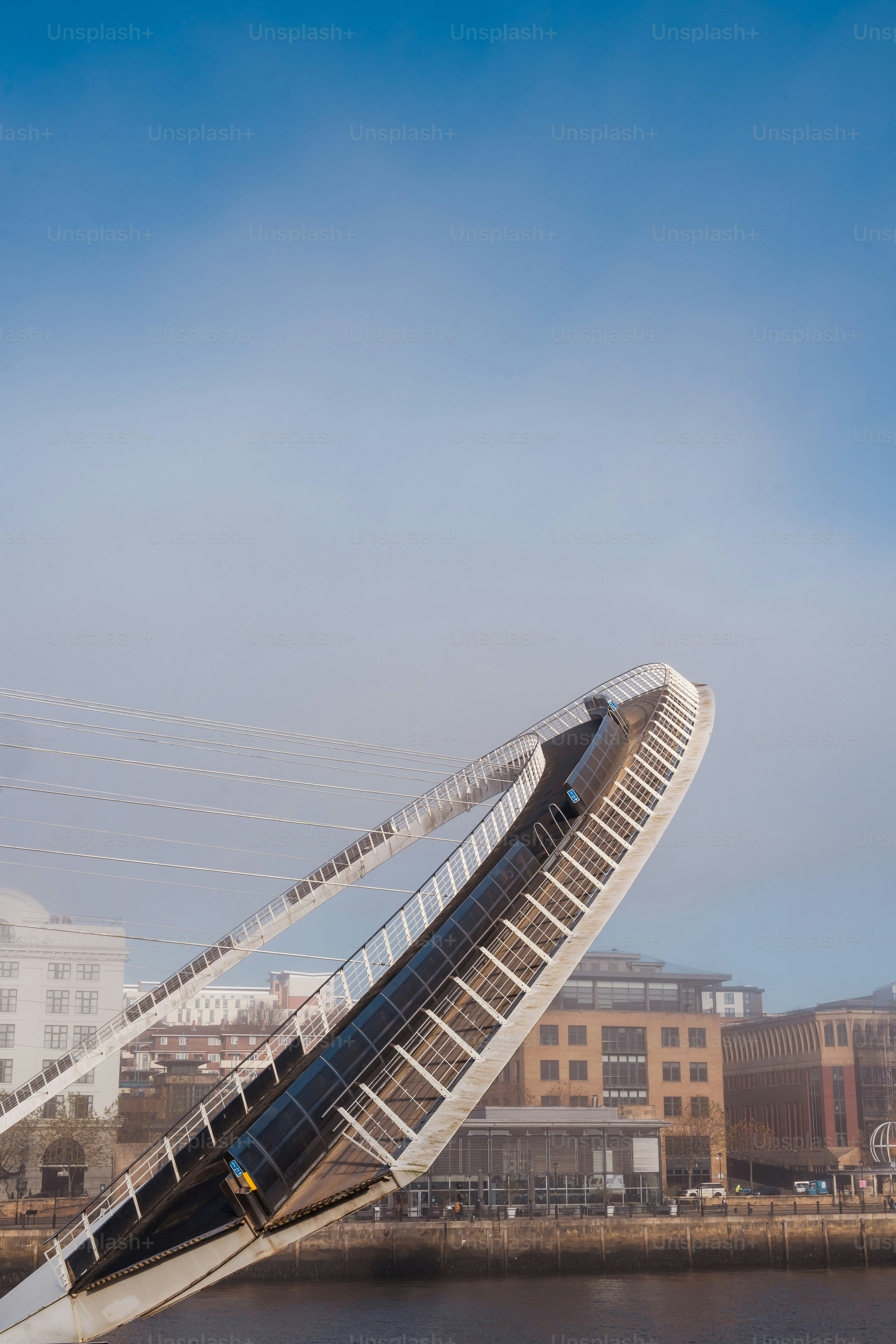 Un puente sobre un cuerpo de agua con edificios al fondo