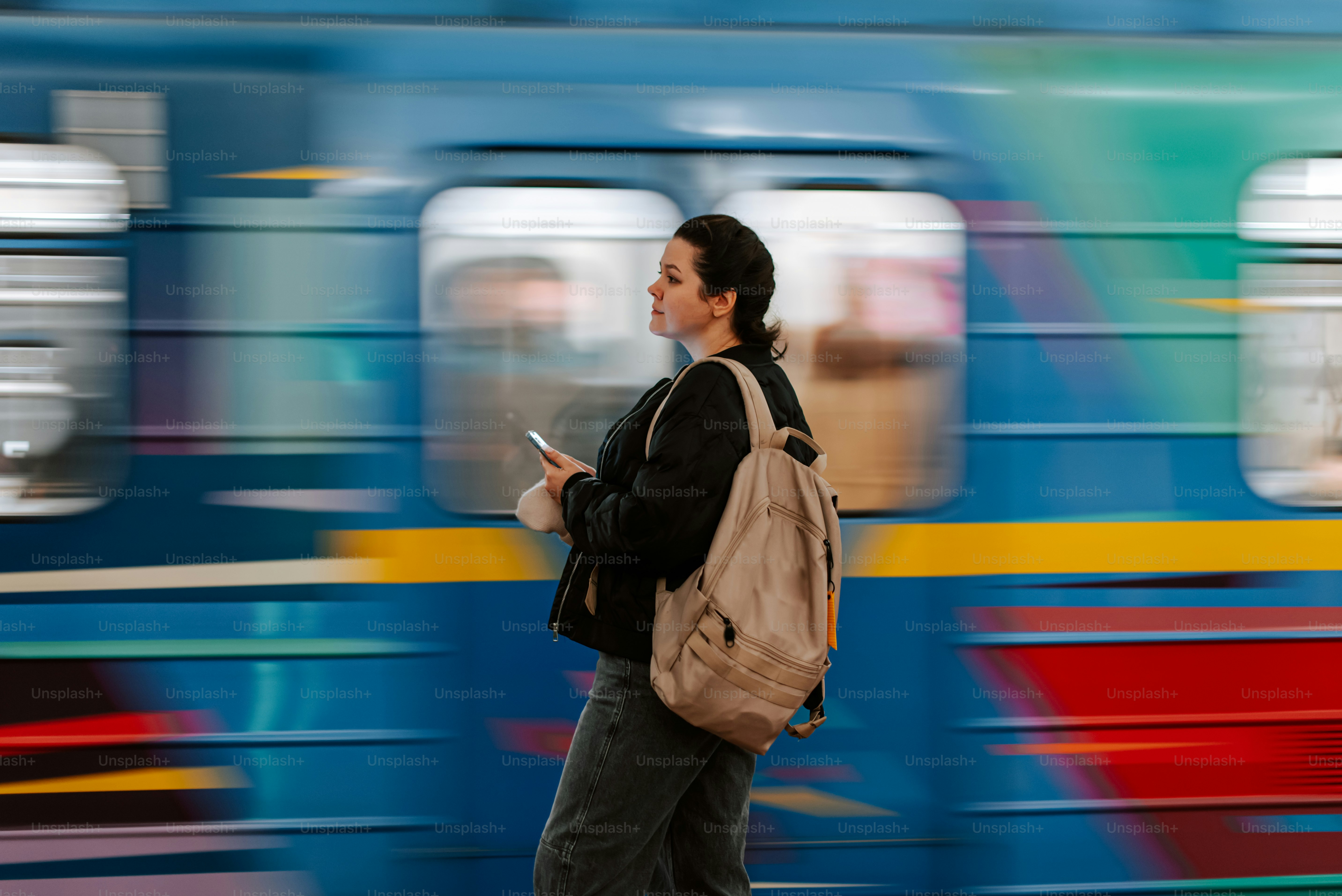 um, homem, andar, baixo, a, rua, enquanto, olhando, seu, telefone celular