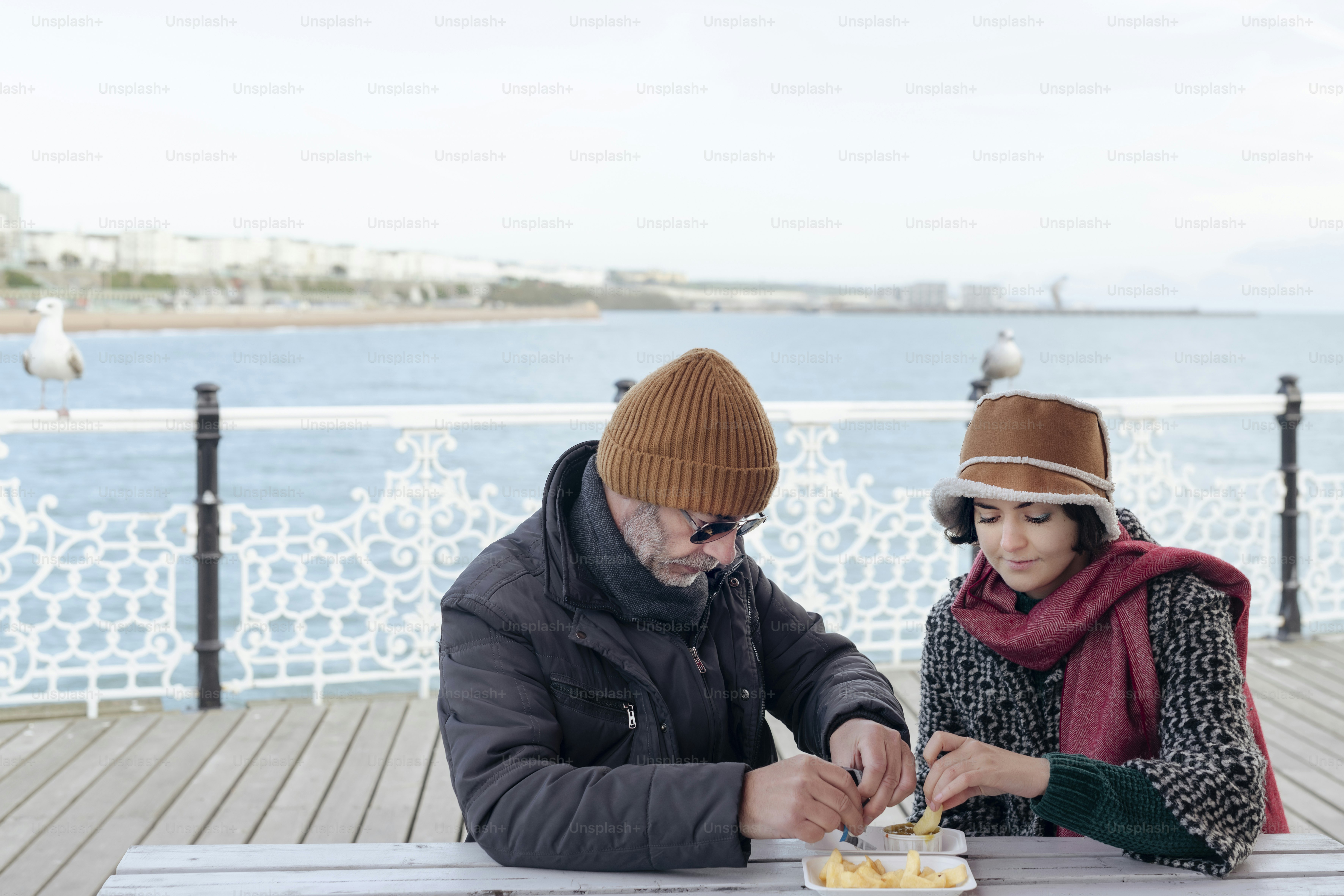 Un hombre y una mujer están sentados a la mesa