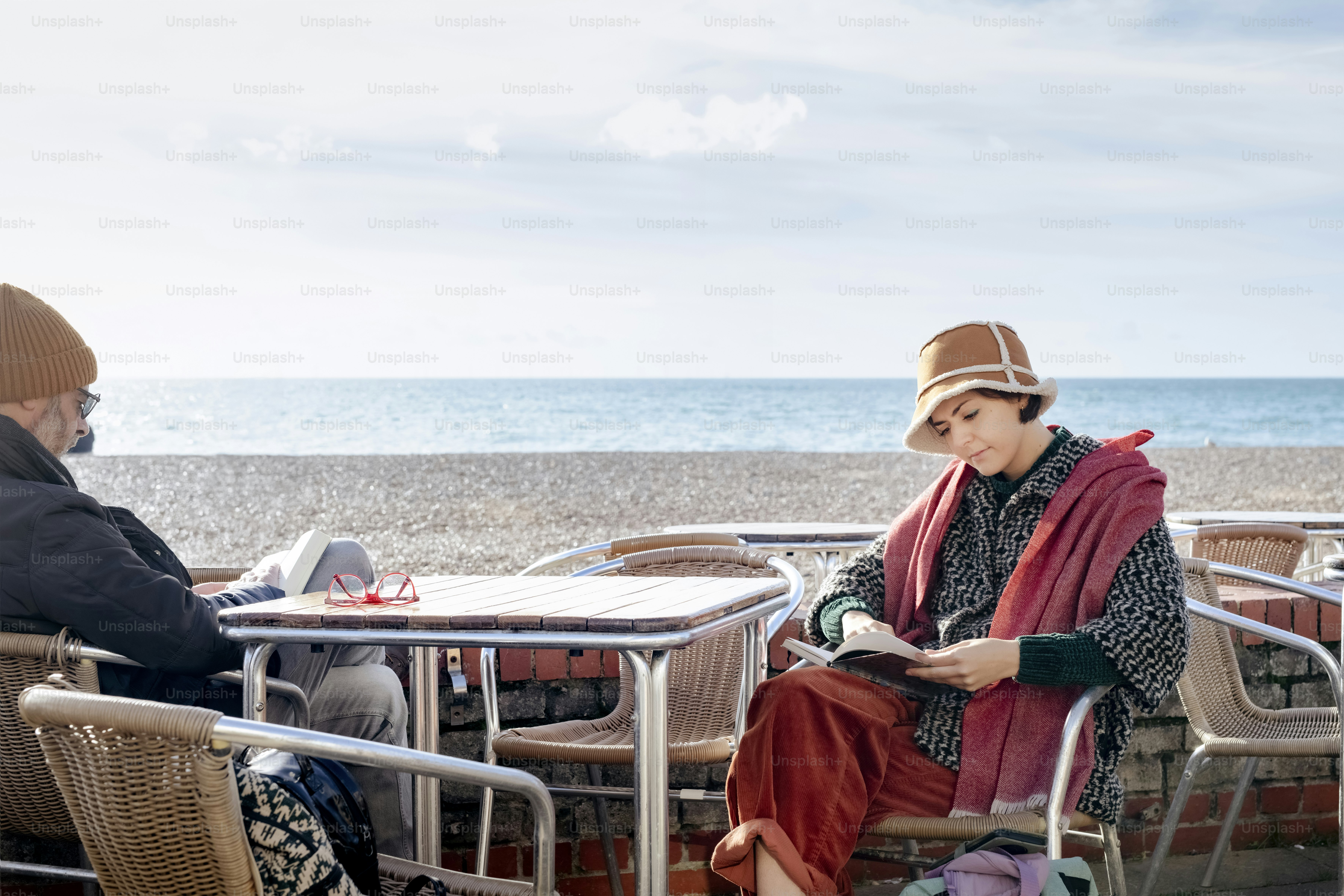 Dos personas sentadas en una mesa en la playa
