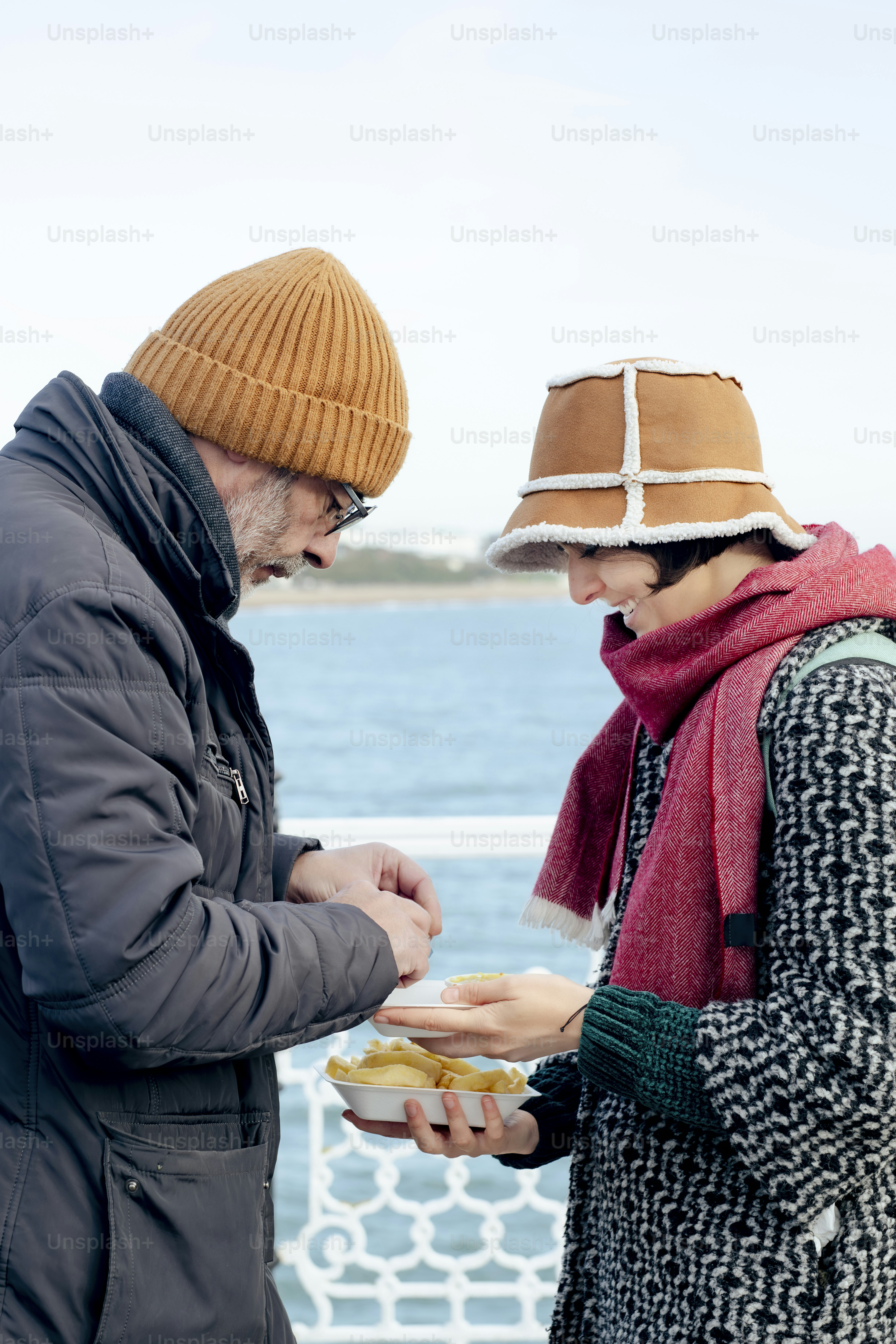 Un par de personas de pie una al lado de la otra