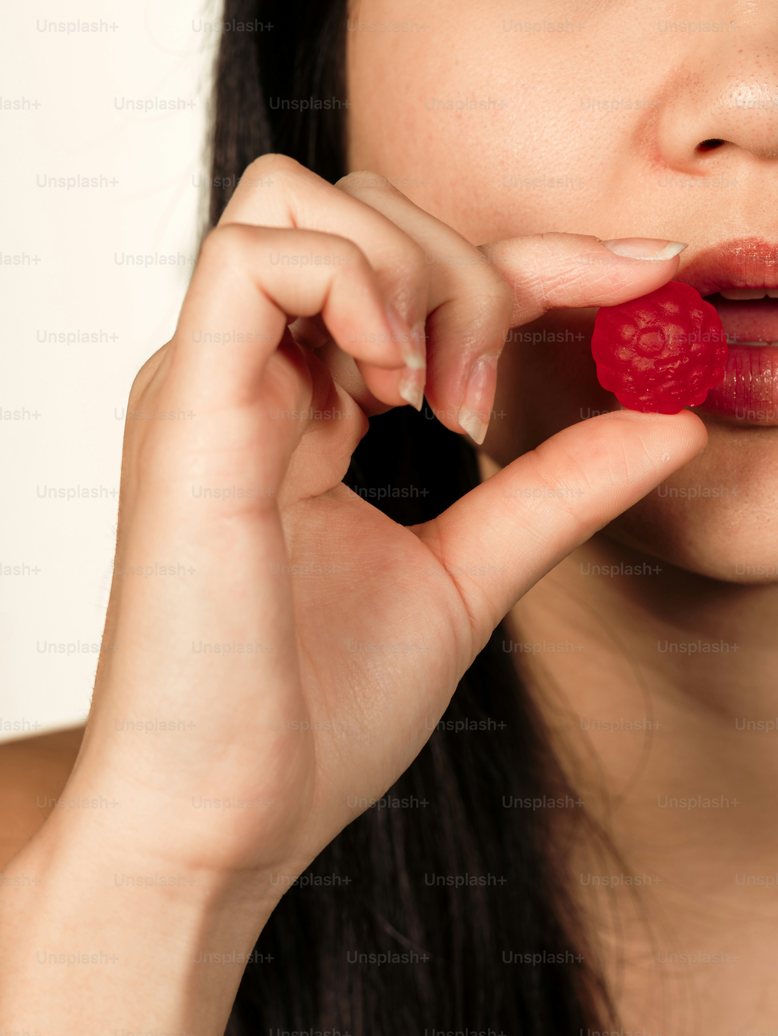 Una donna che tiene in bocca un pezzo di cibo