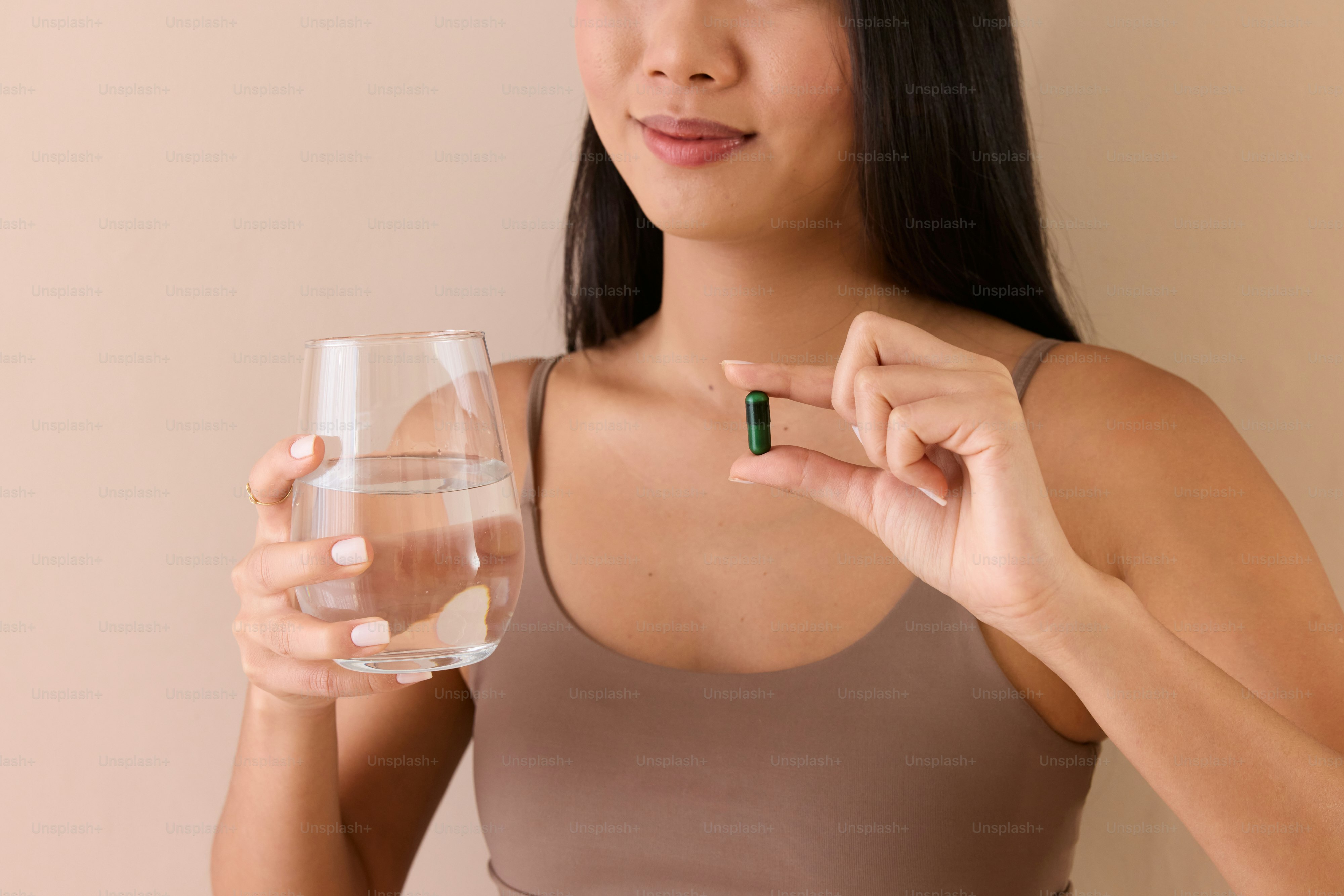 Une femme tient un verre d’eau