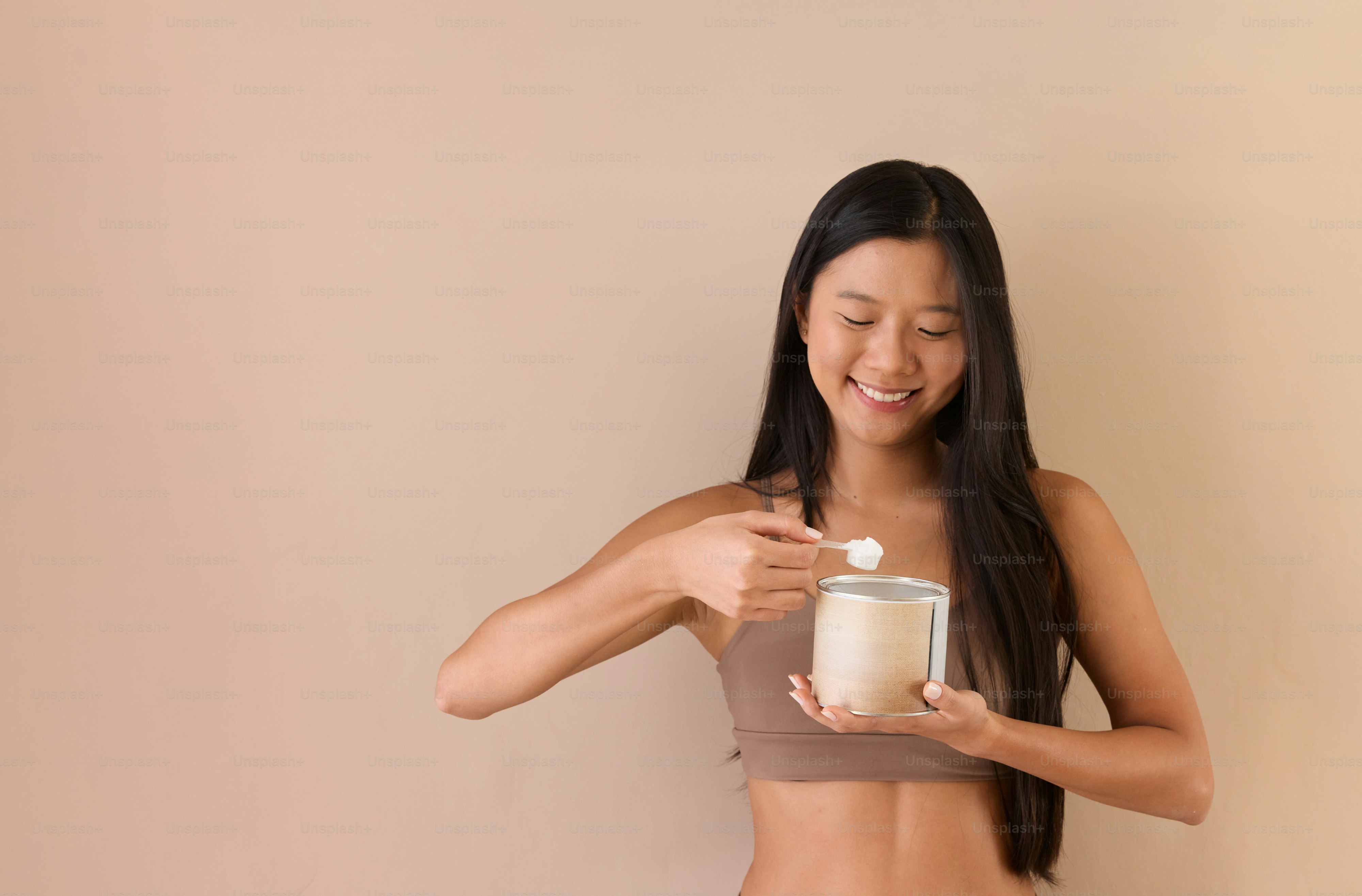 Una mujer en bikini sosteniendo una taza de café