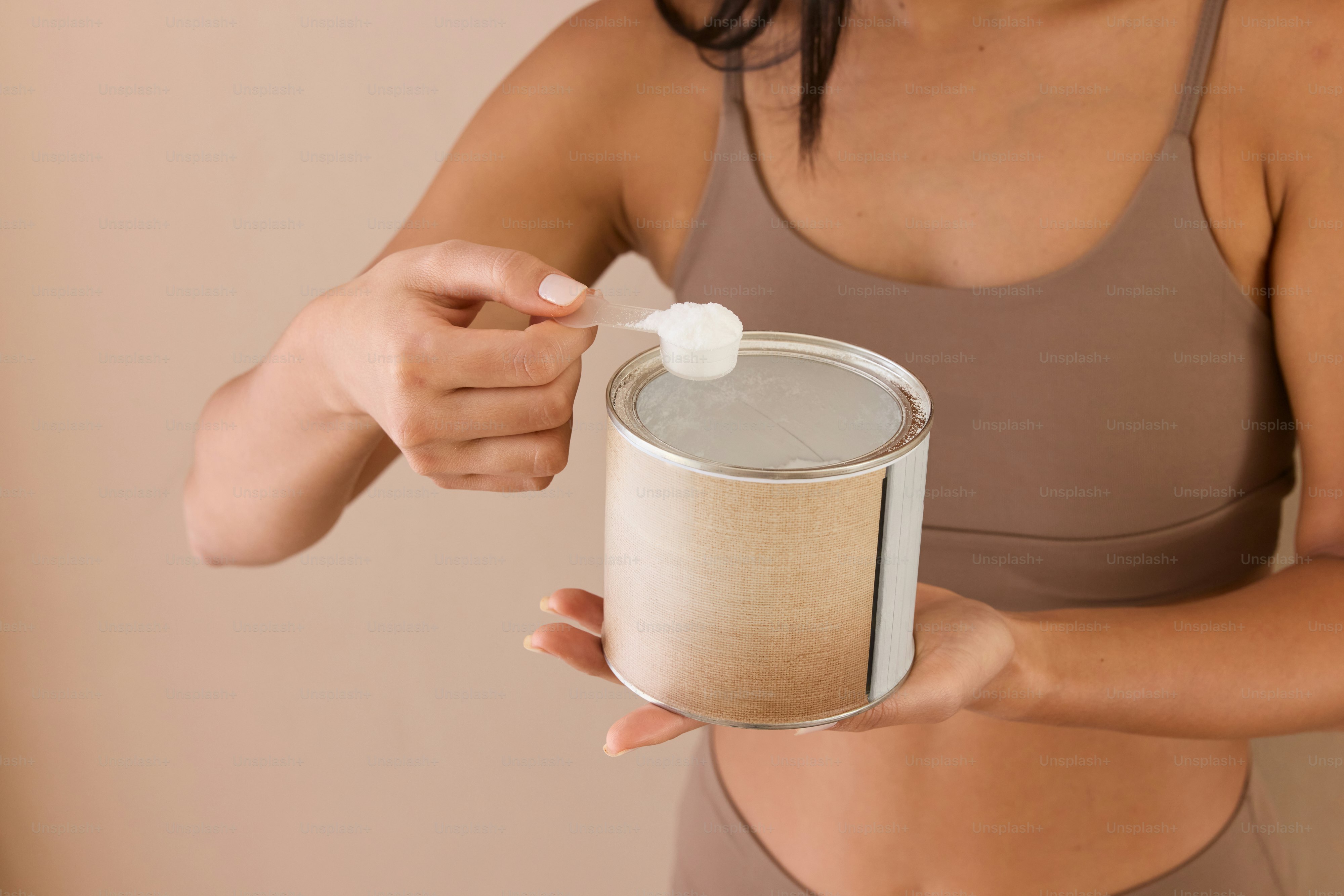 Une femme tient une tasse et une brosse à dents