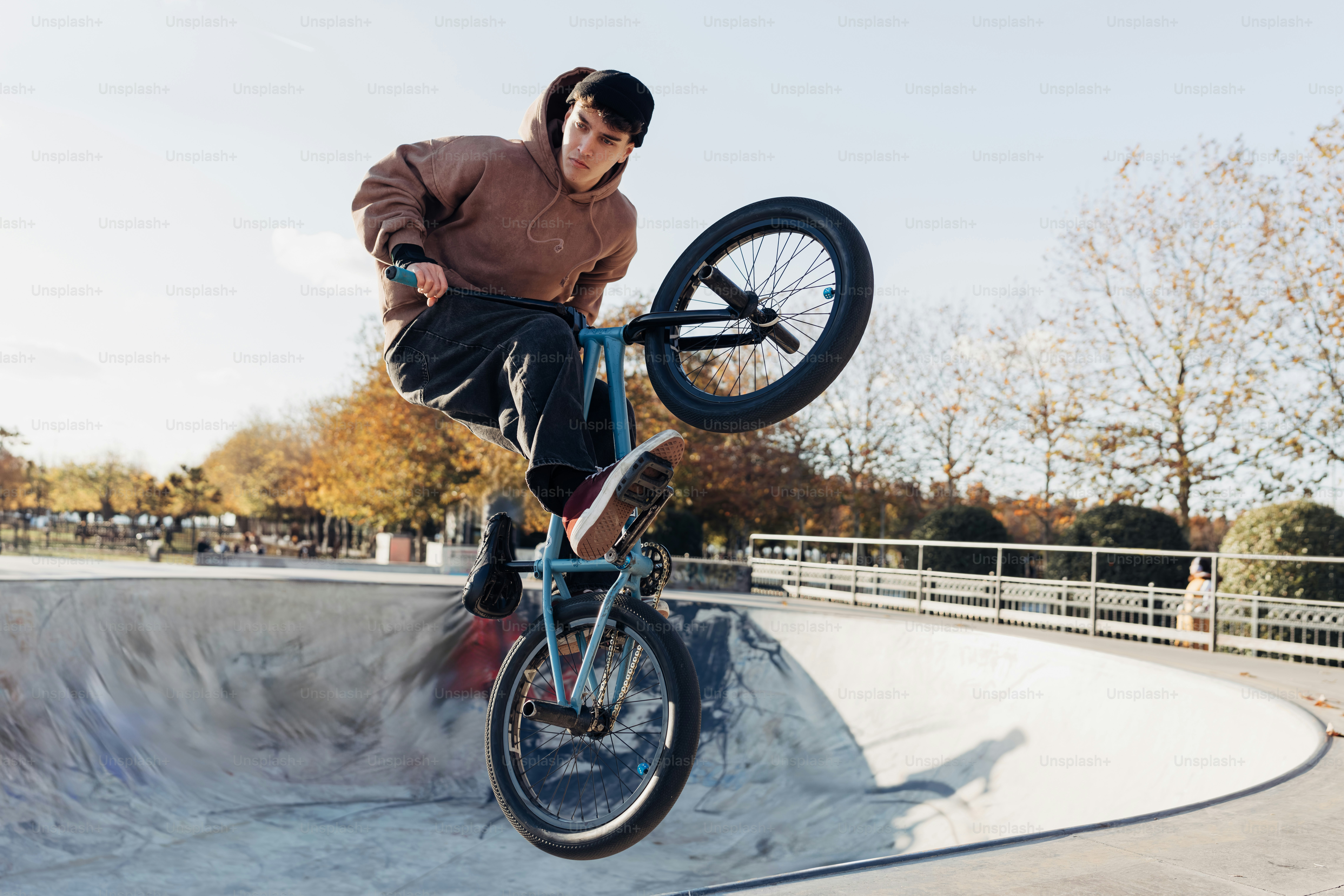A man riding a bike up the side of a ramp photo – Bike Image on Unsplash