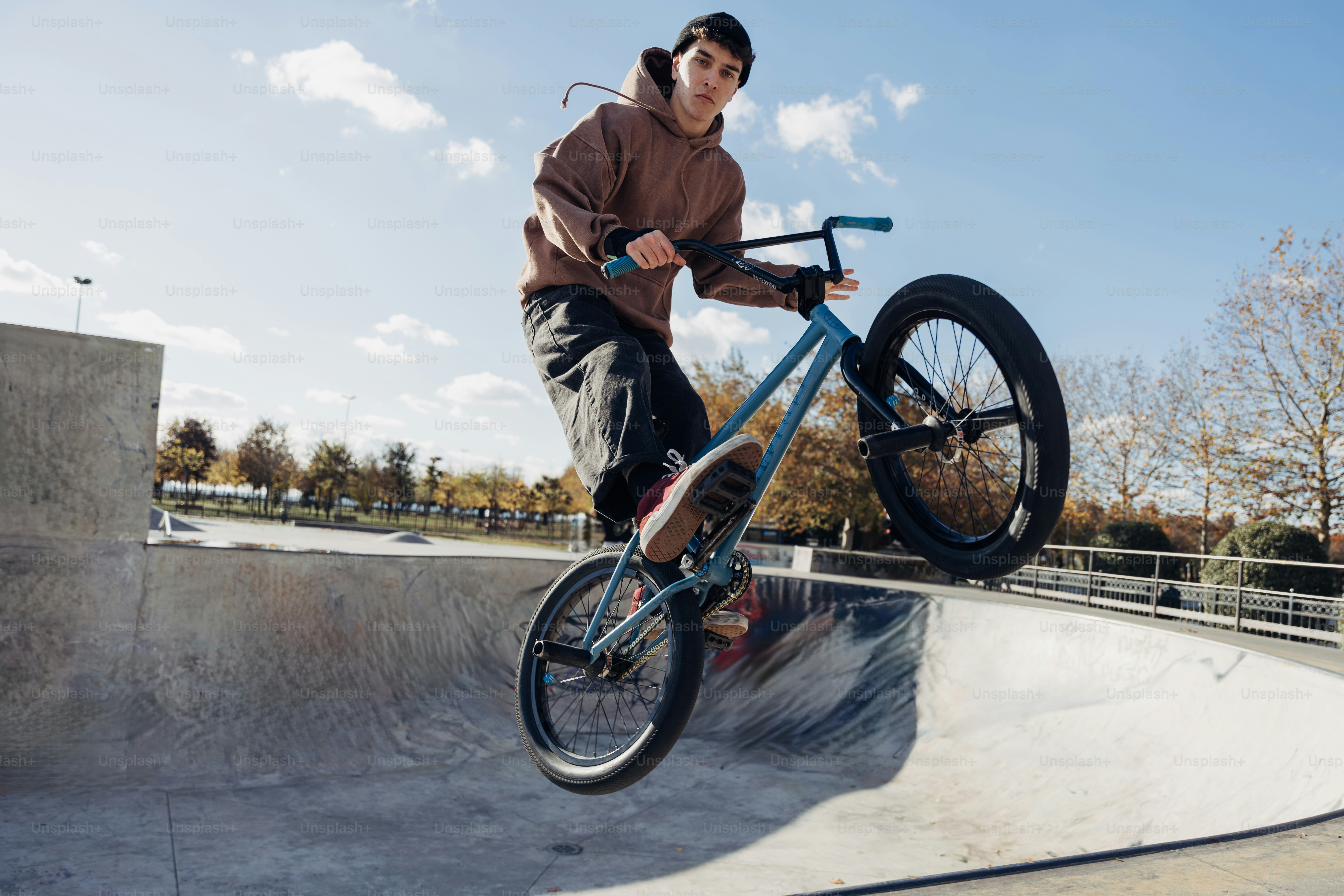 Um homem andando de bicicleta ao lado de uma rampa