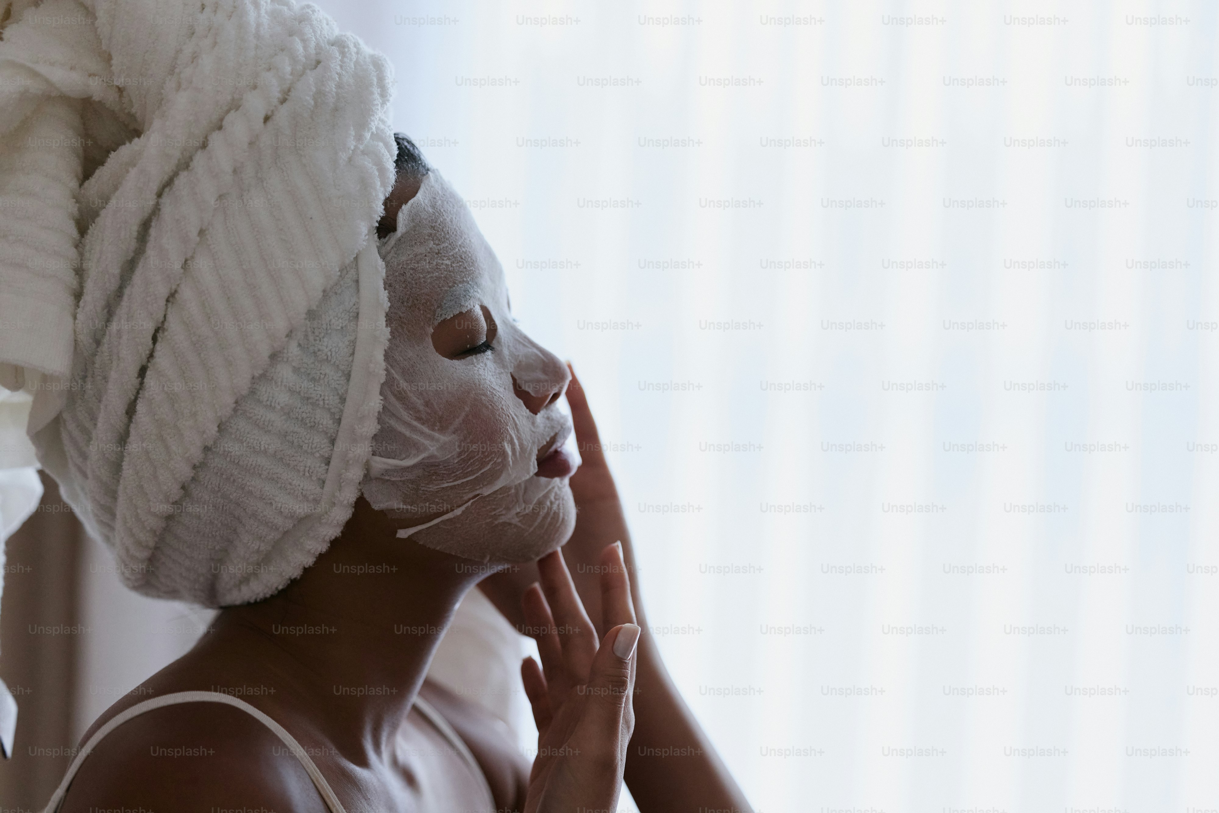 Una mujer con una toalla alrededor de su cabeza