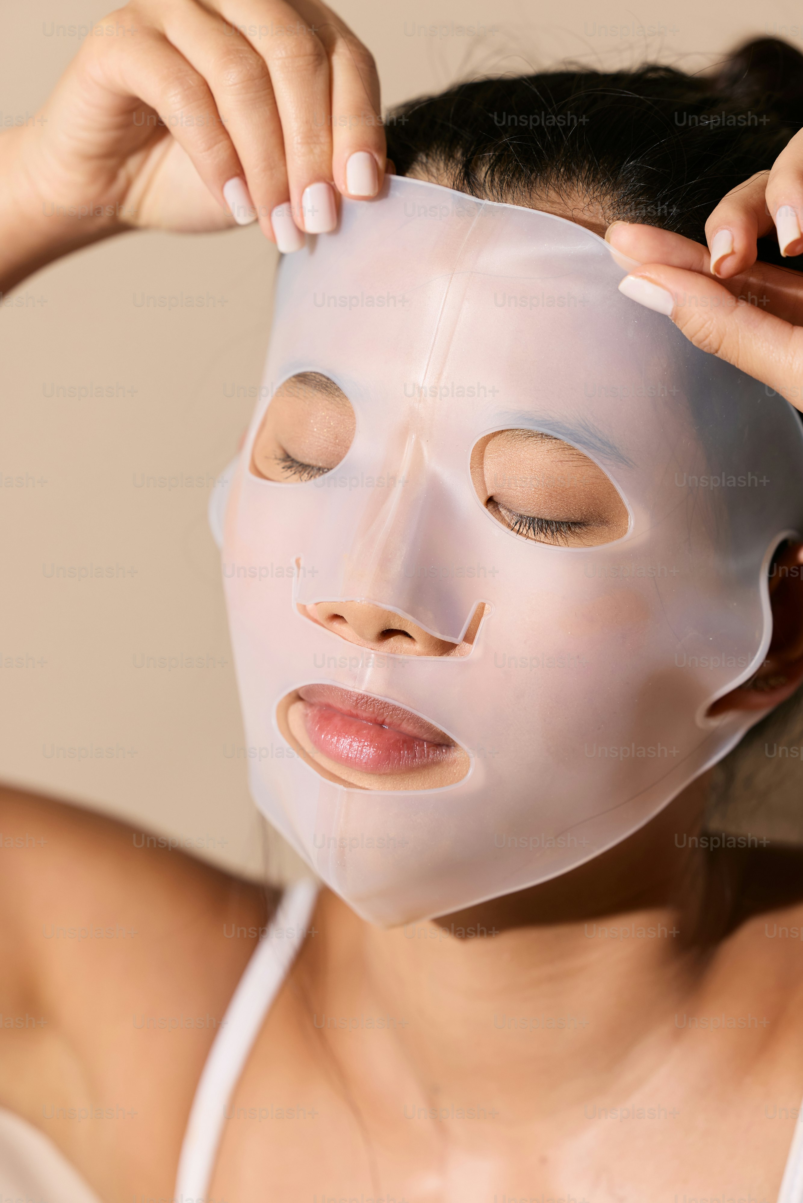 Una mujer con una mascarilla blanca en la cara