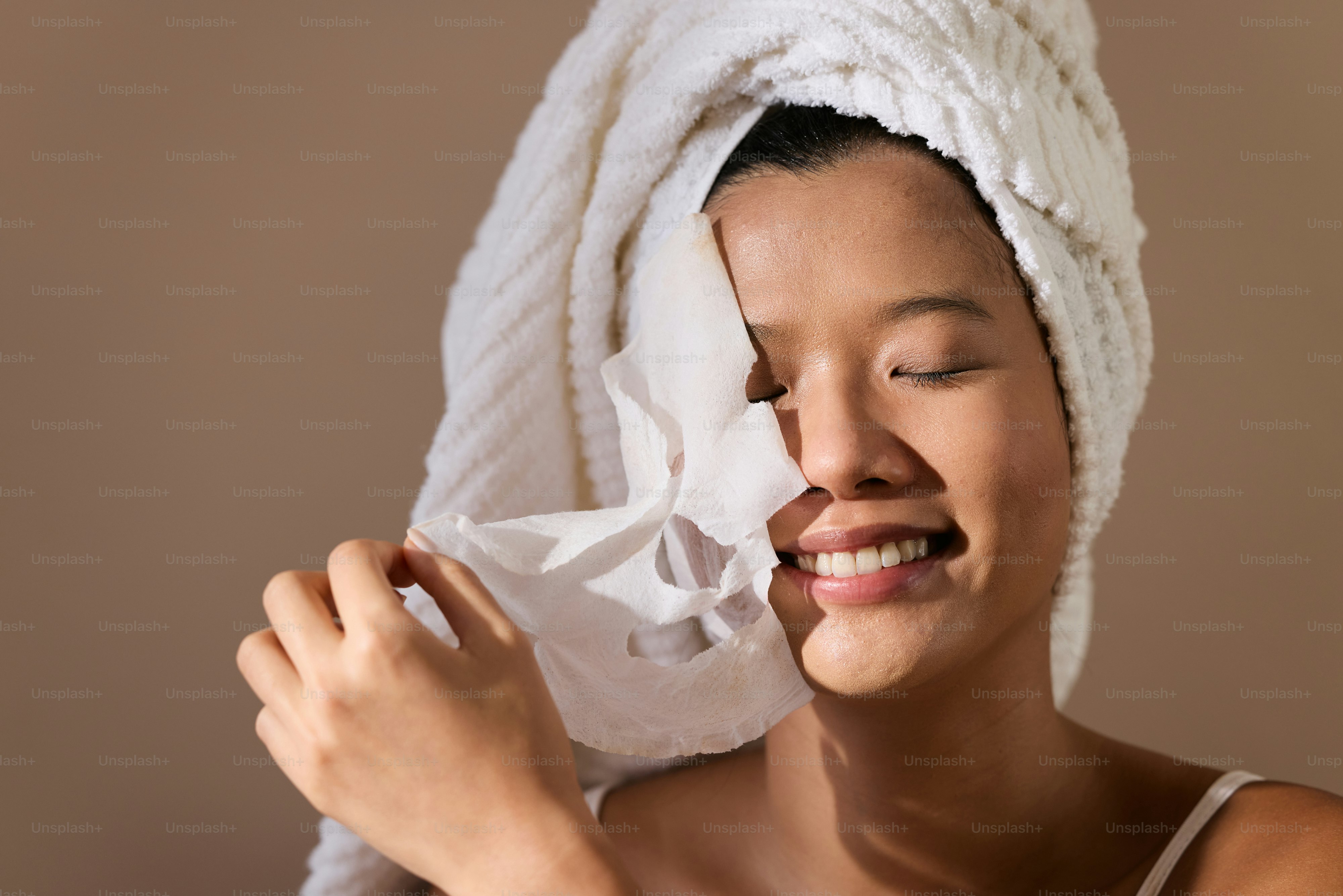 Una mujer con una toalla alrededor de su cabeza