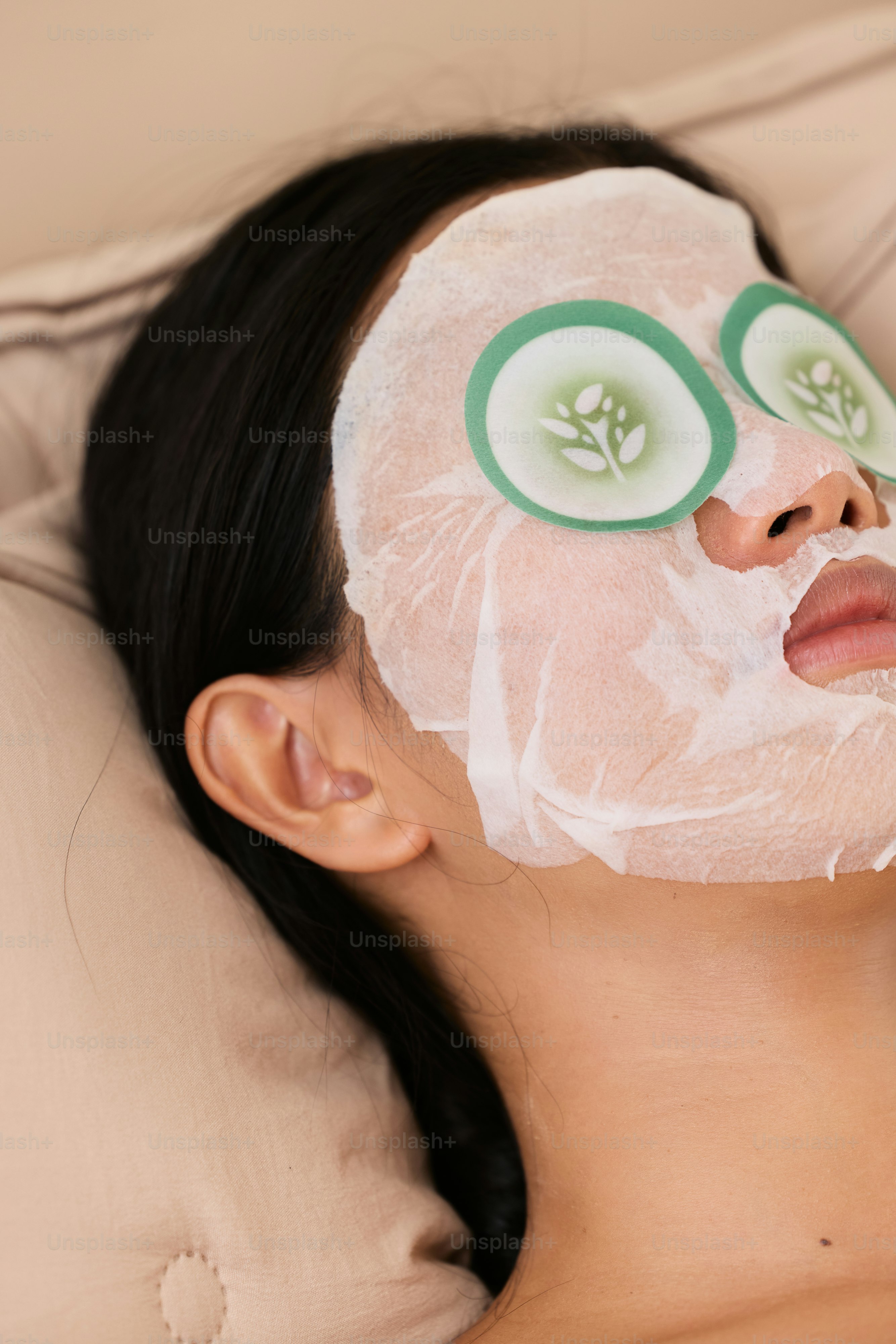 Una mujer acostada en la cama con una mascarilla en la cara