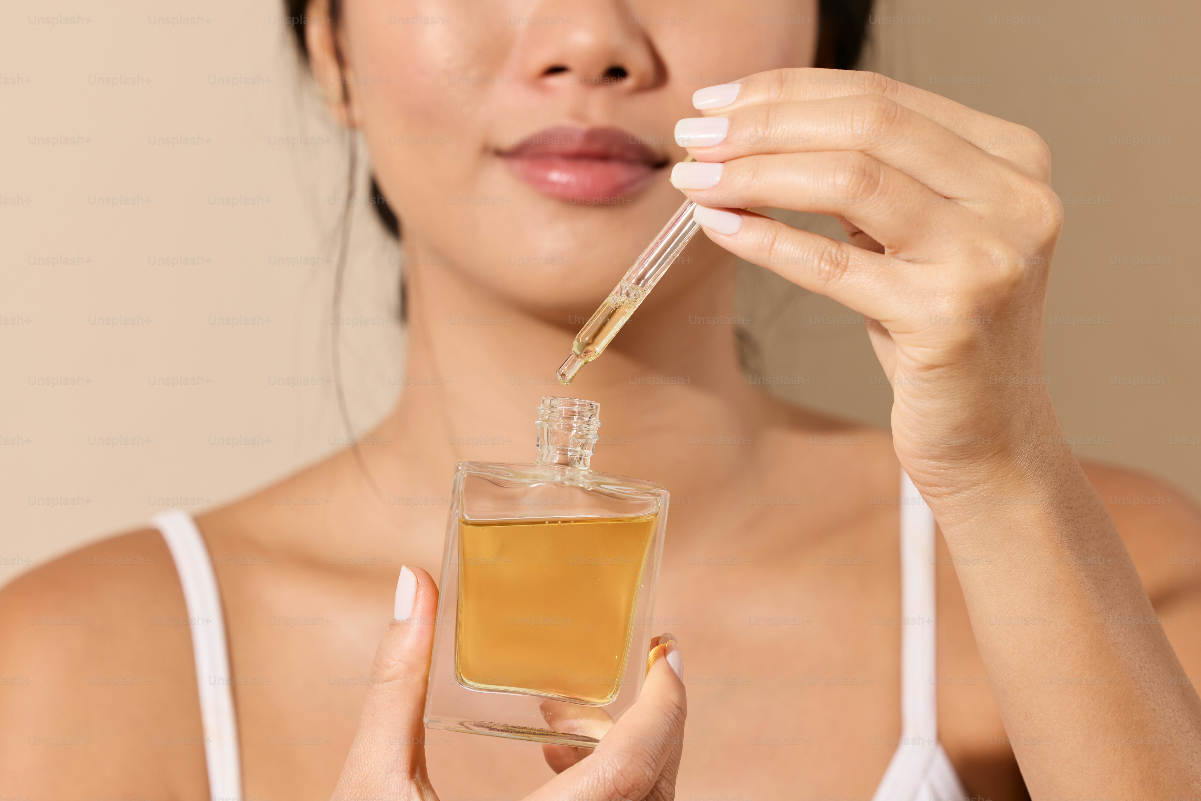 Una mujer sosteniendo un vaso de líquido frente a su cara