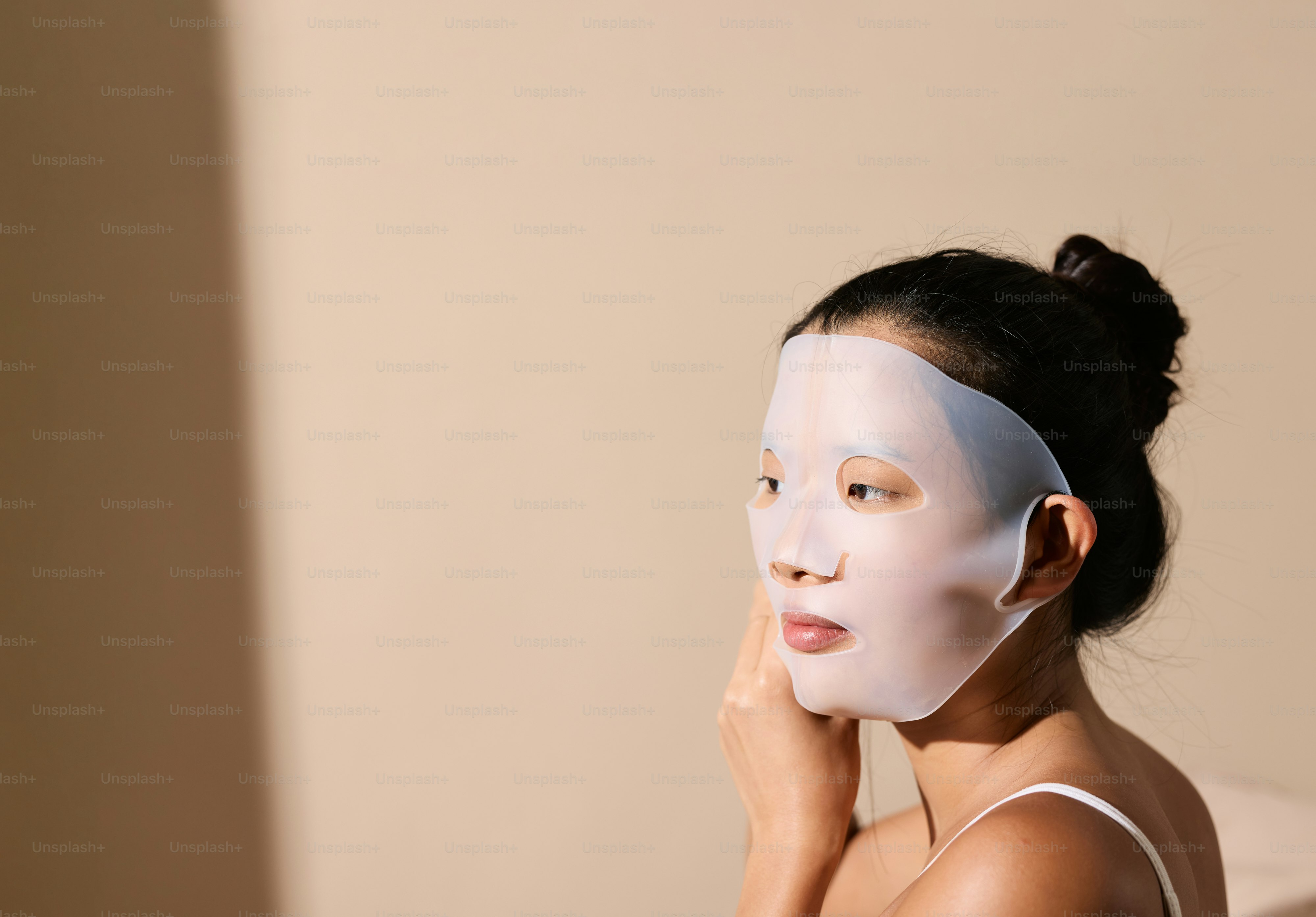 Una mujer con una mascarilla blanca en la cara