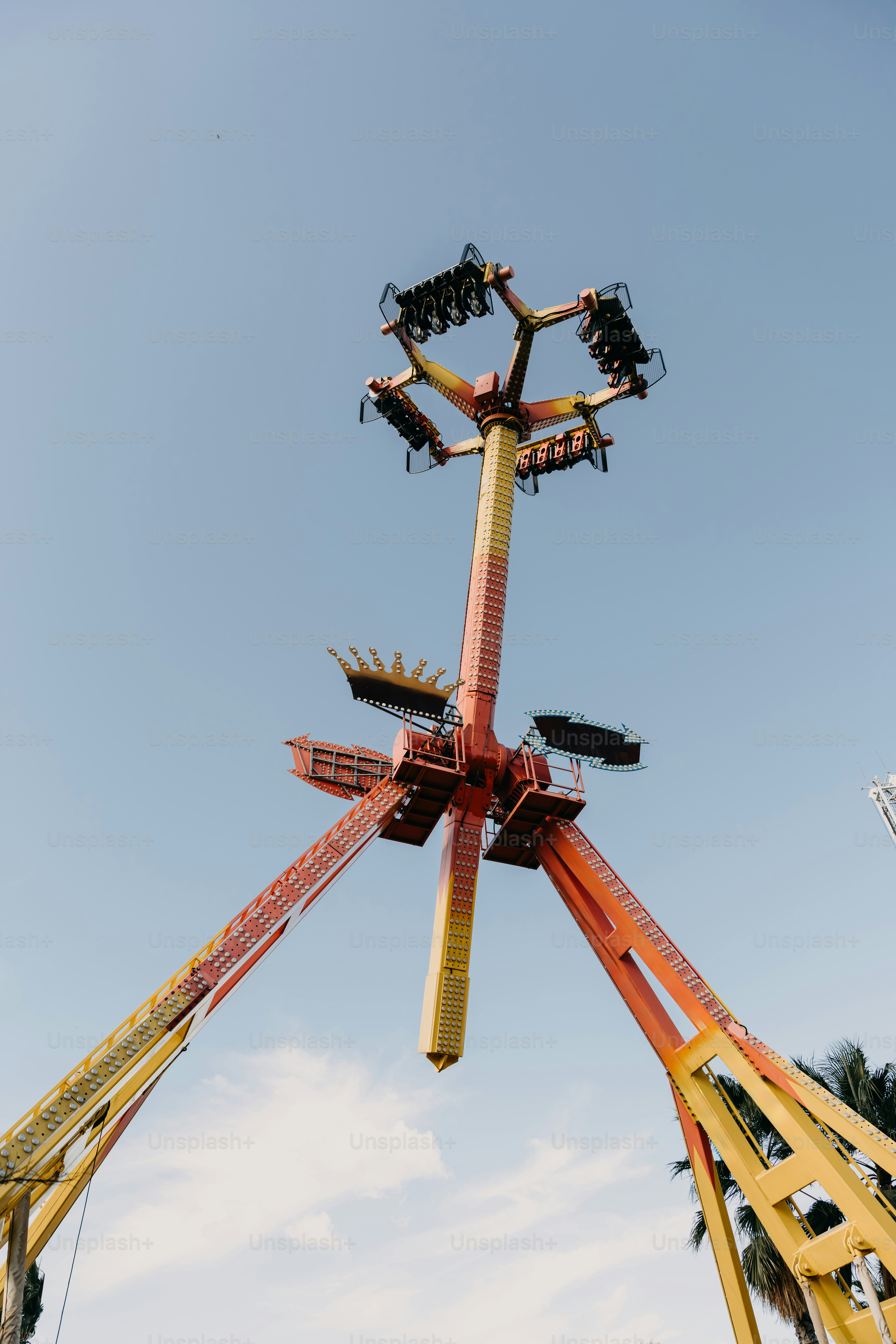 Ein Fahrgeschäft im Vergnügungspark mit Himmelshintergrund