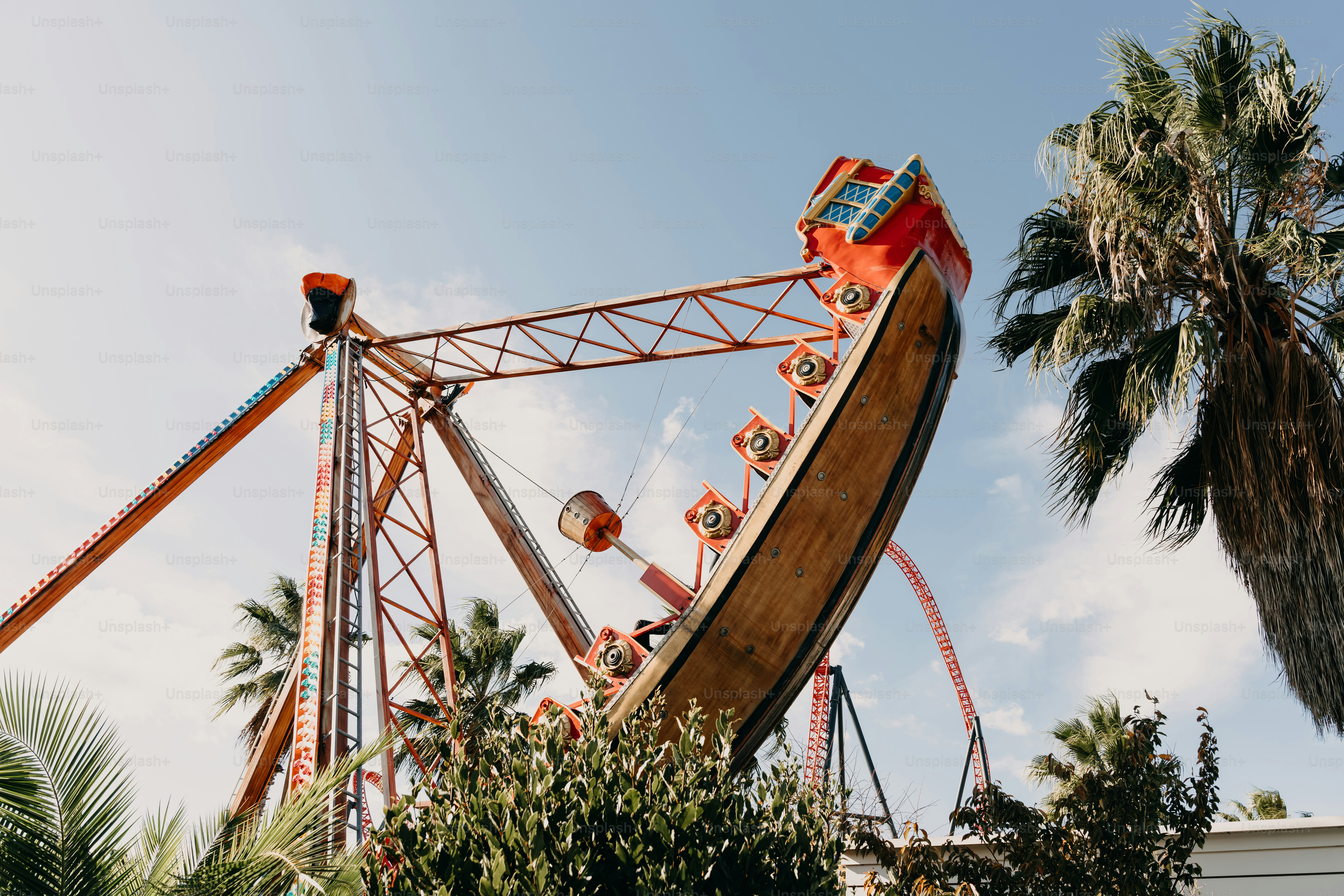 Ein Fahrgeschäft im Vergnügungspark mit Palmen im Hintergrund