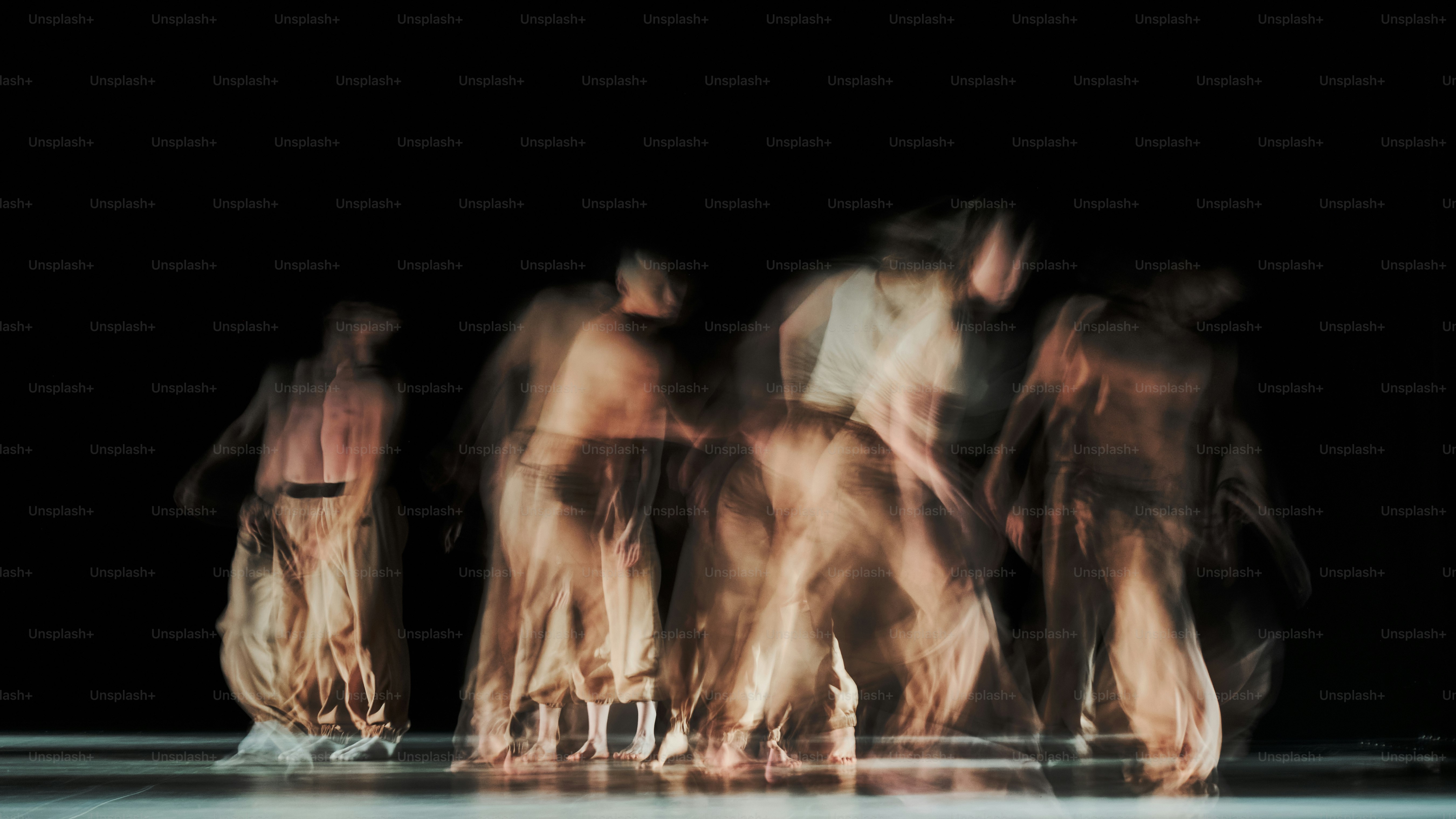 Un groupe d’hommes nus debout les uns à côté des autres